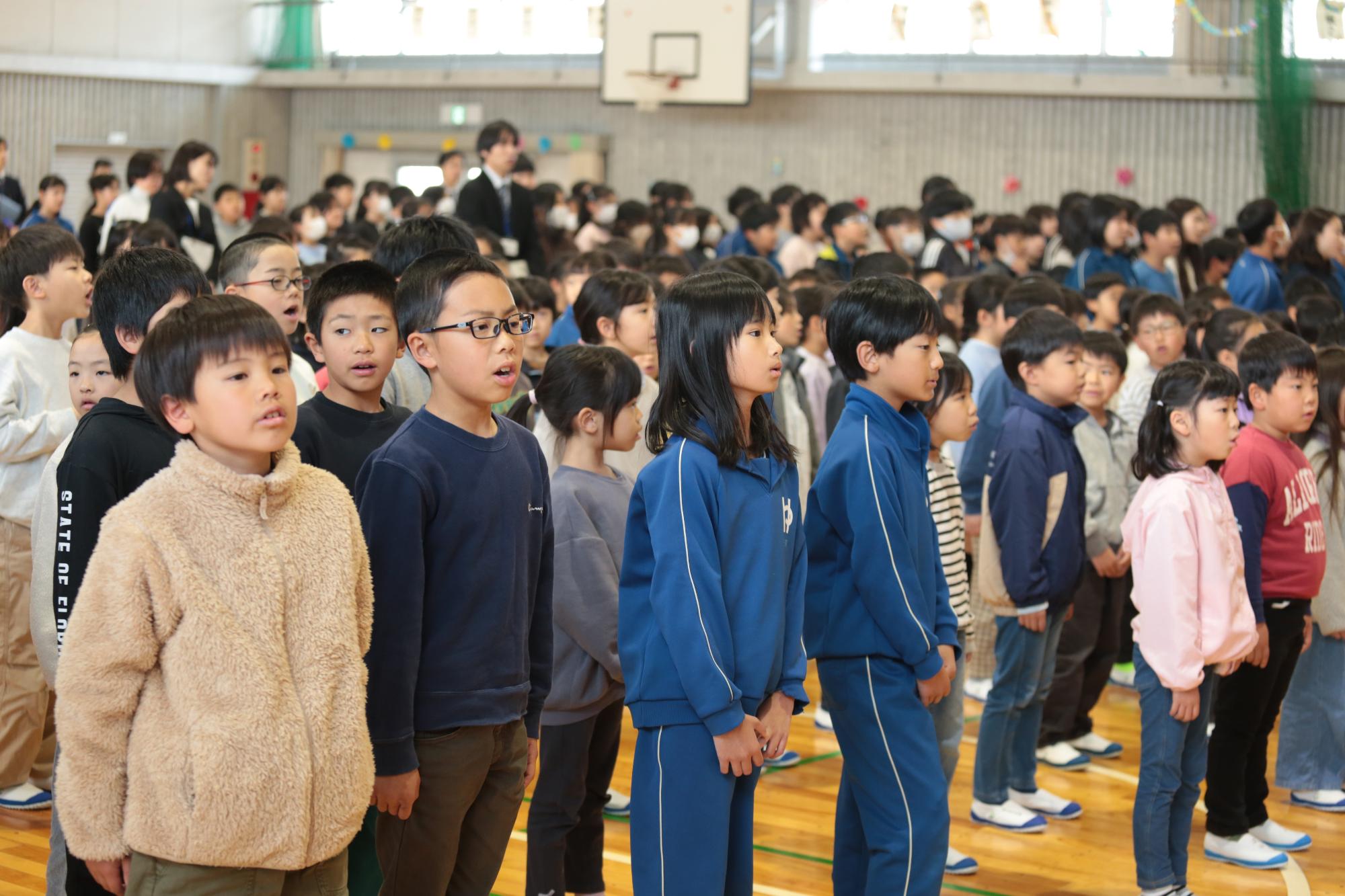 6年生が校歌を歌っています。