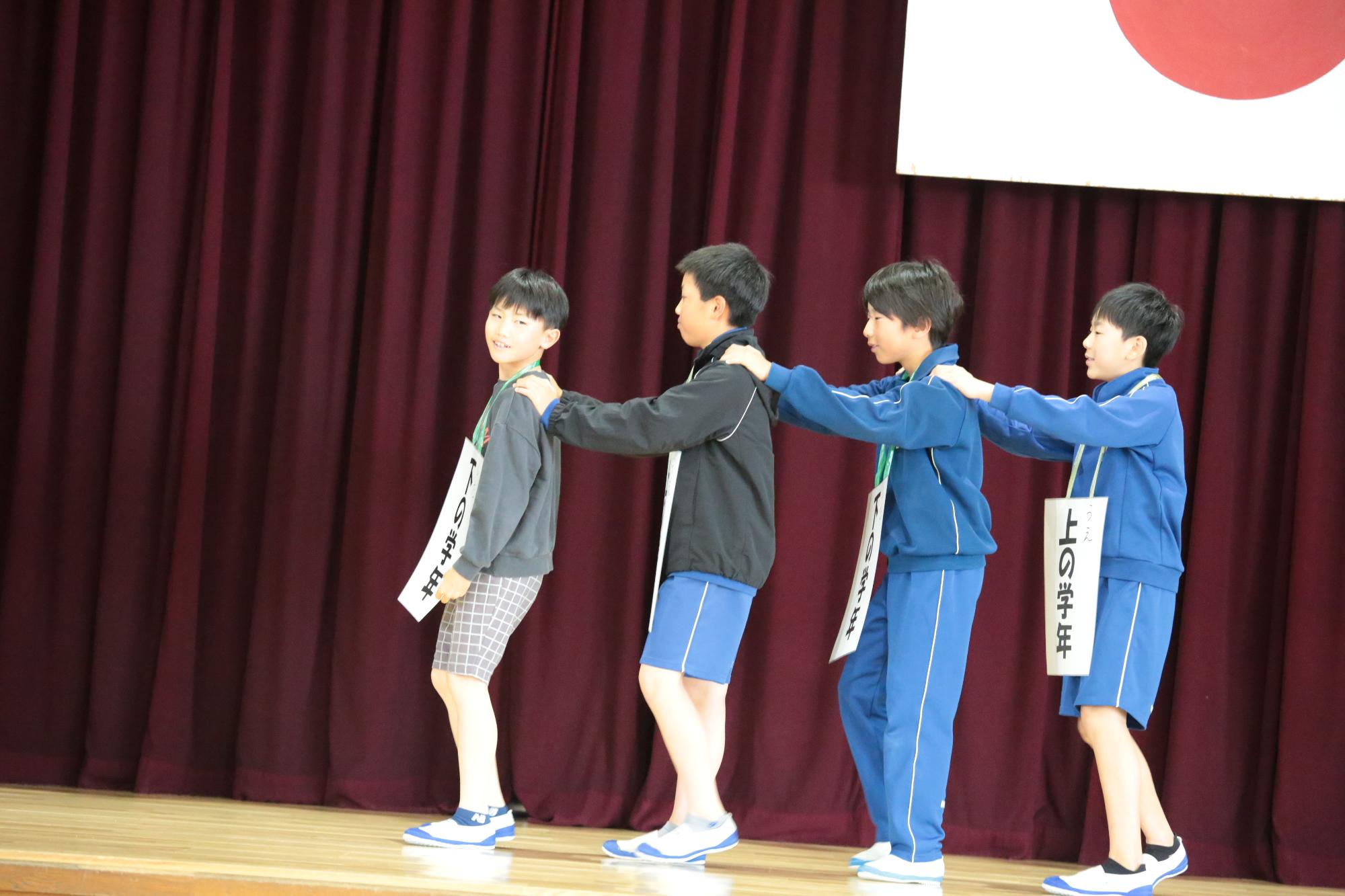全校のみんなにゲームのやり方を説明します。