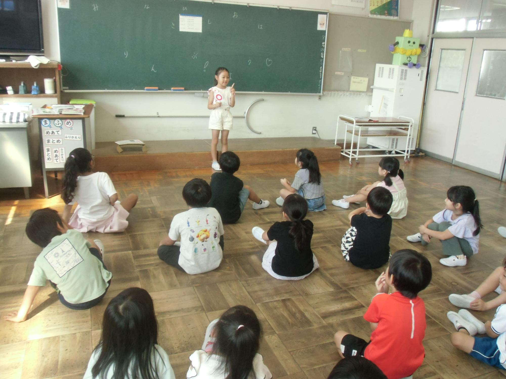 夏休みの思いでを話しています。