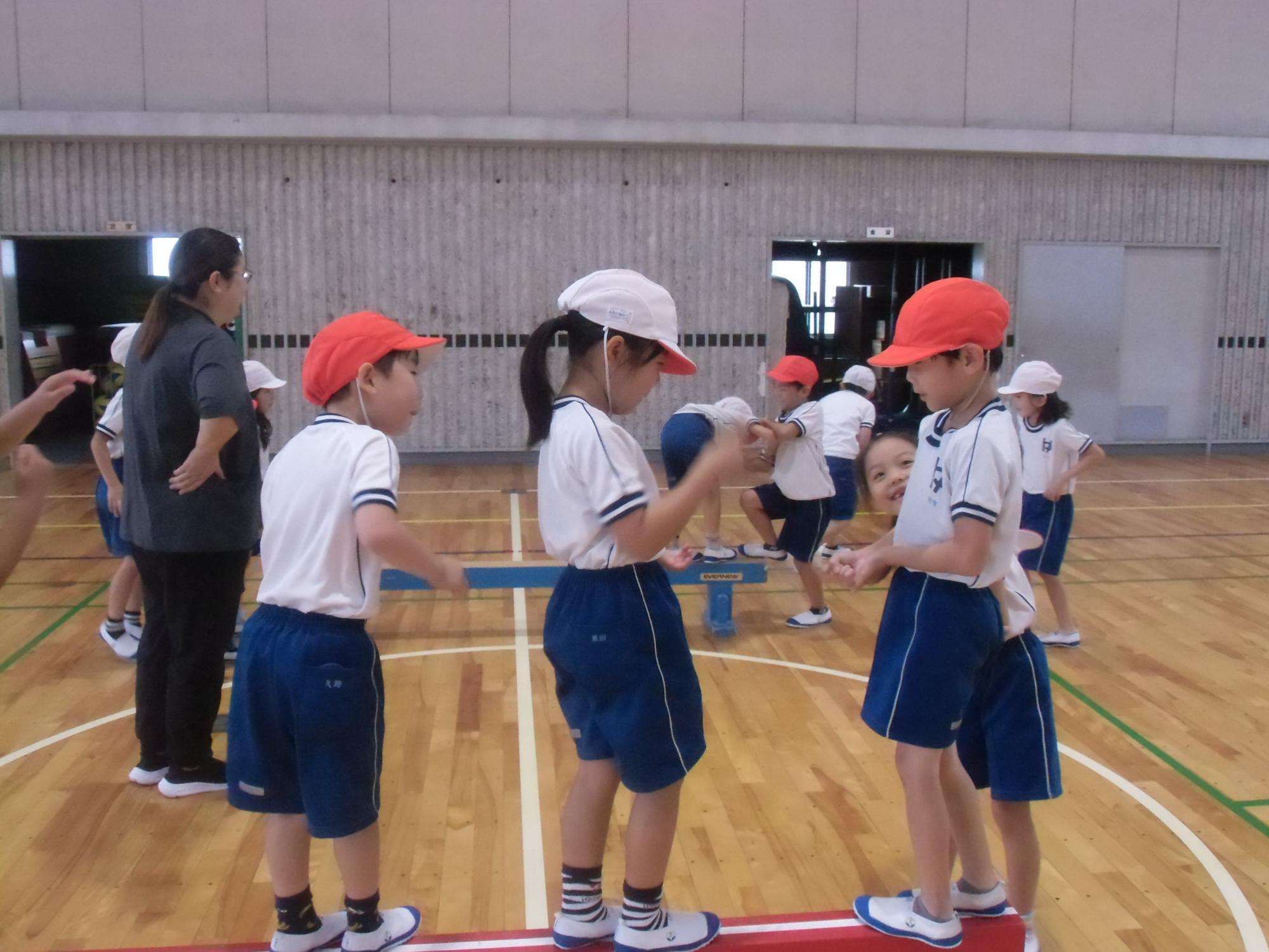 平均台を渡ります。