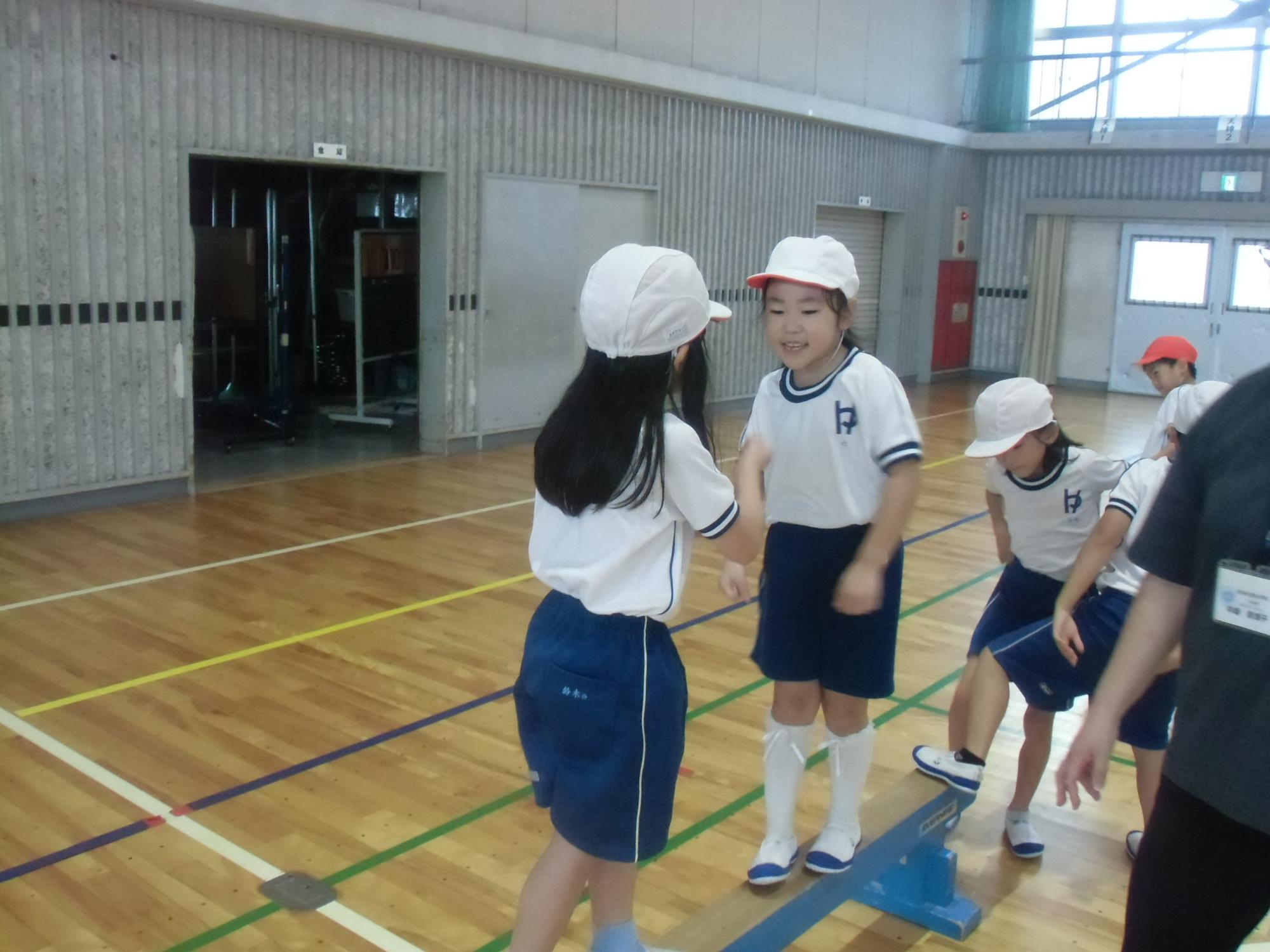 出会ったら、ジャンケンします。
