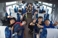バスの車内での楽しそうな様子の6年生の写真