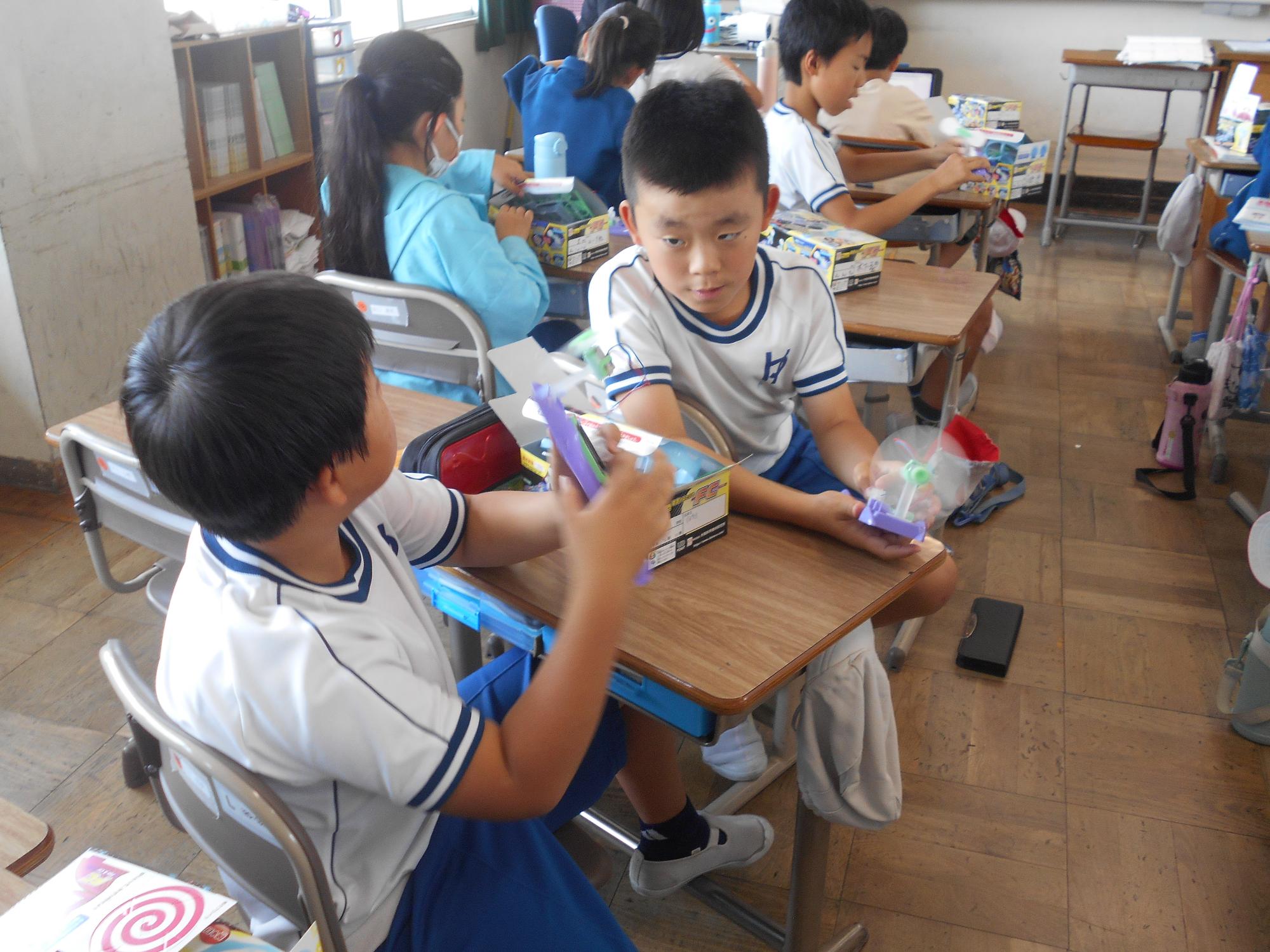 疑問に思ったあこと、気づいたことを友だちと話しています。