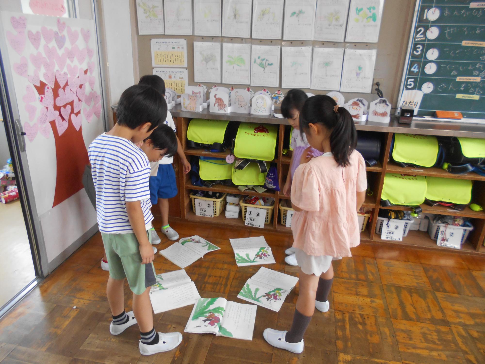 グループになり、教科書をみながら動作も交えて練習します。