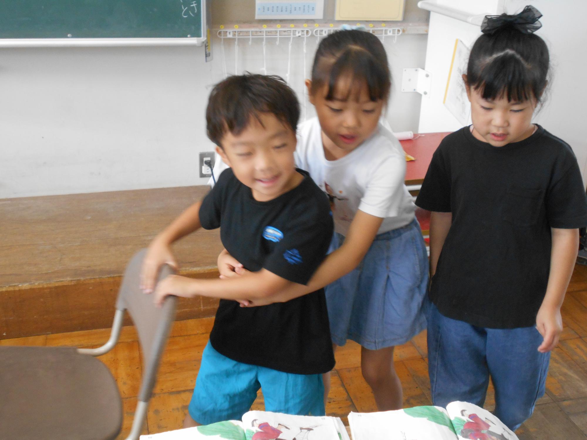 うんとこしょ、どっこいしょ。