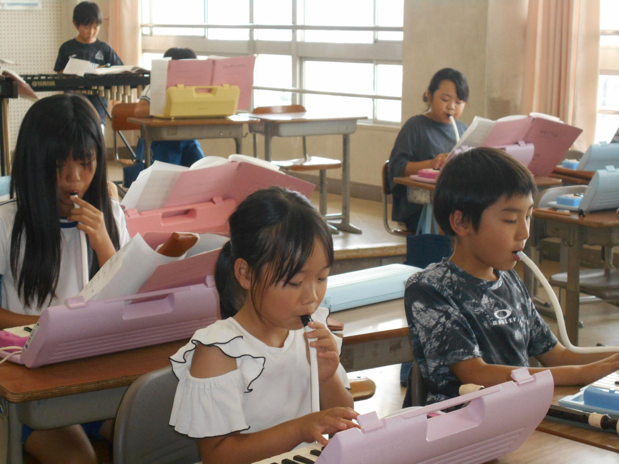 子どもたち、みんな真剣です。