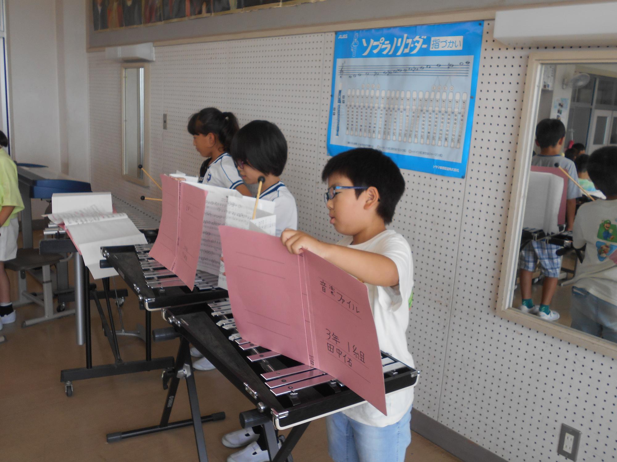 楽譜を見ながら練習をします。