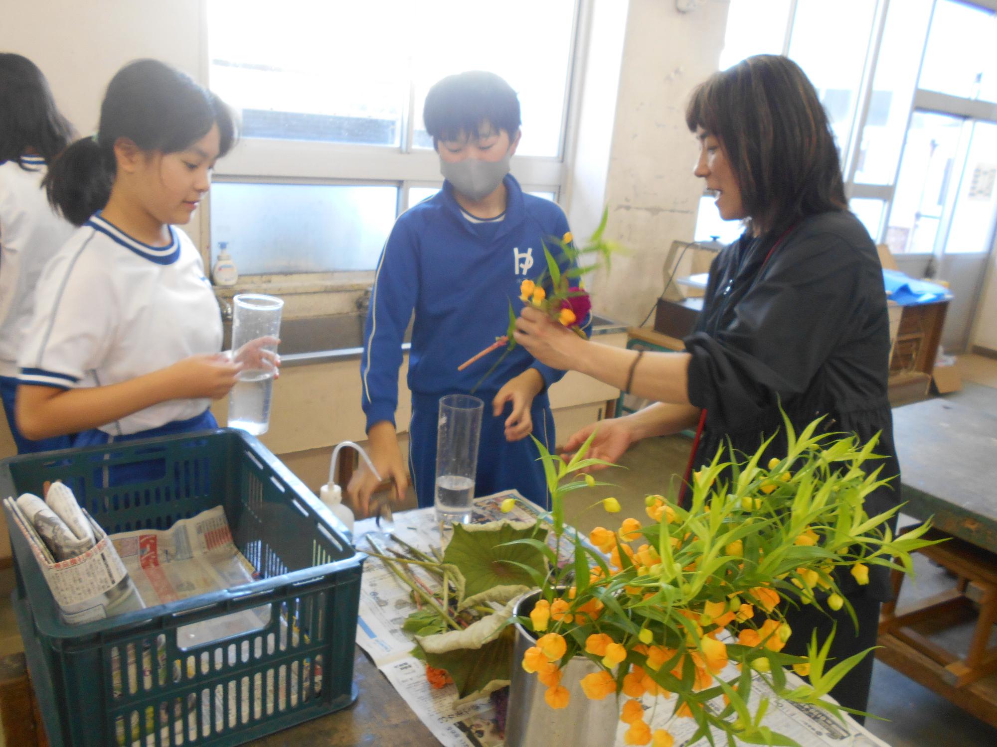 地域のお花屋さんが指導をしてくれmす。