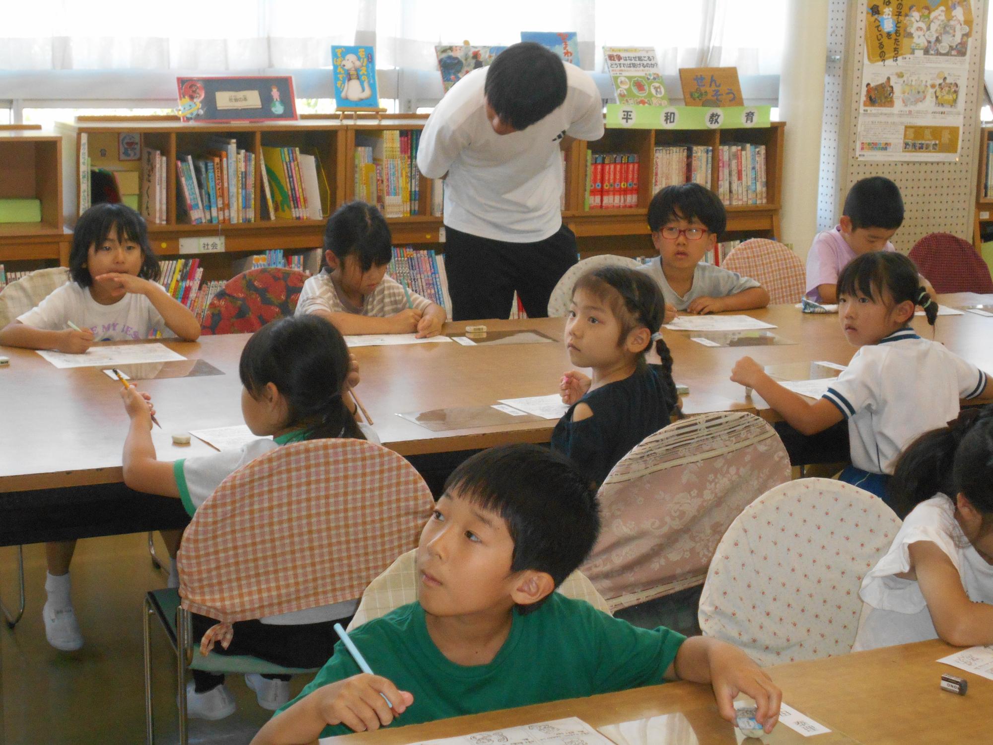 子どもたちが話を聞きます。