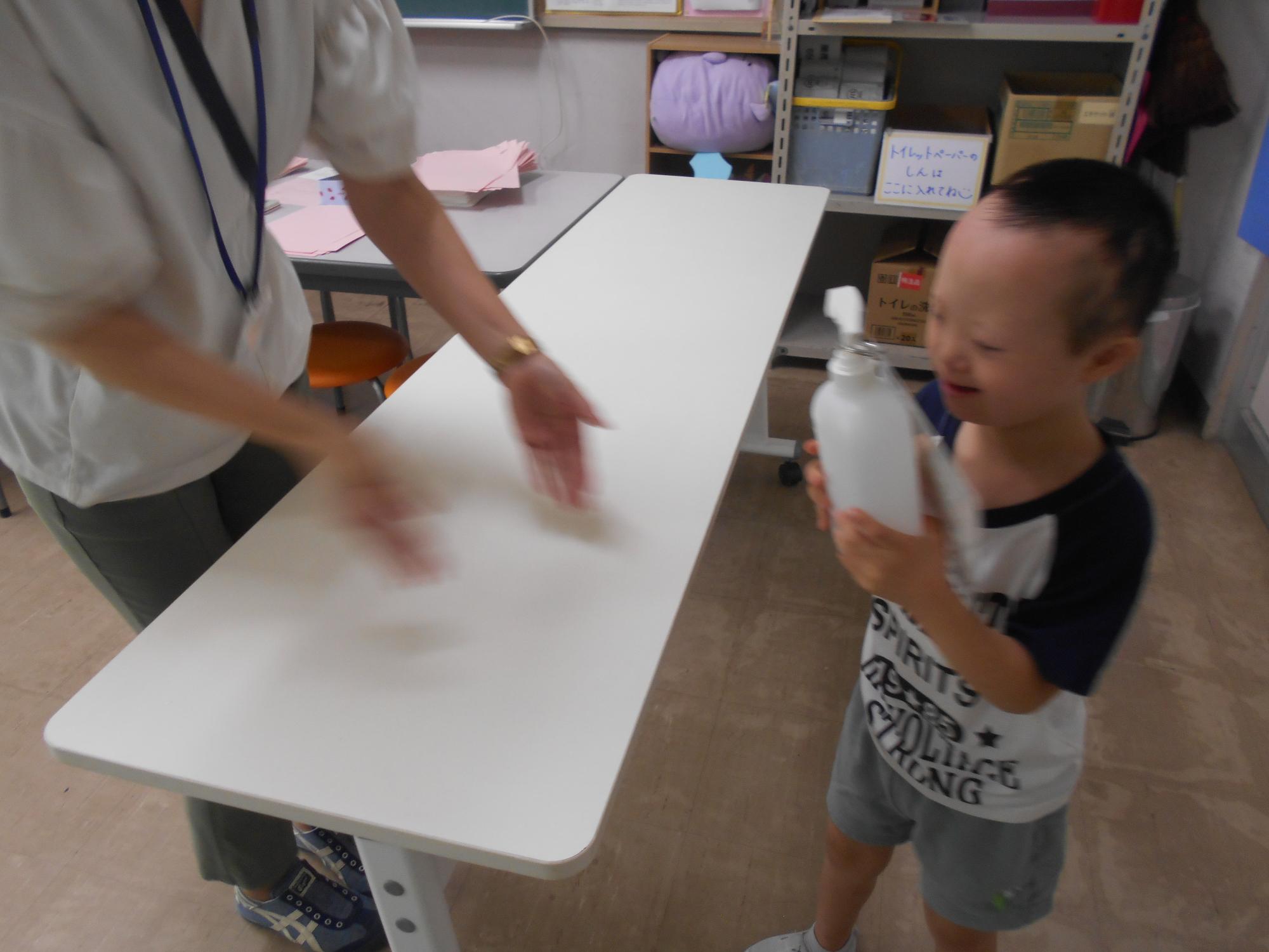 係の子どもが取りにいきます。