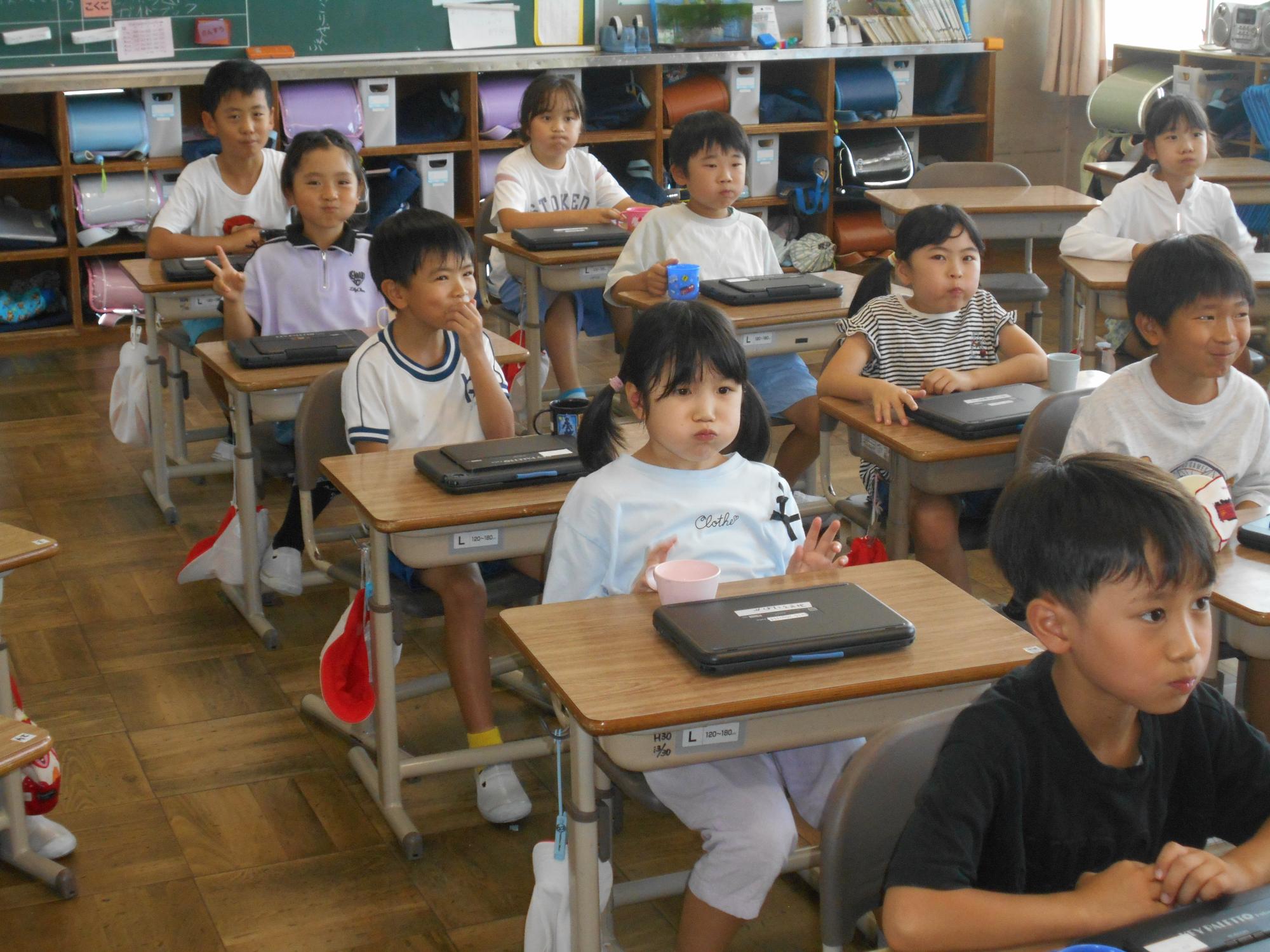 音楽に合わせて学級で取り組みます。