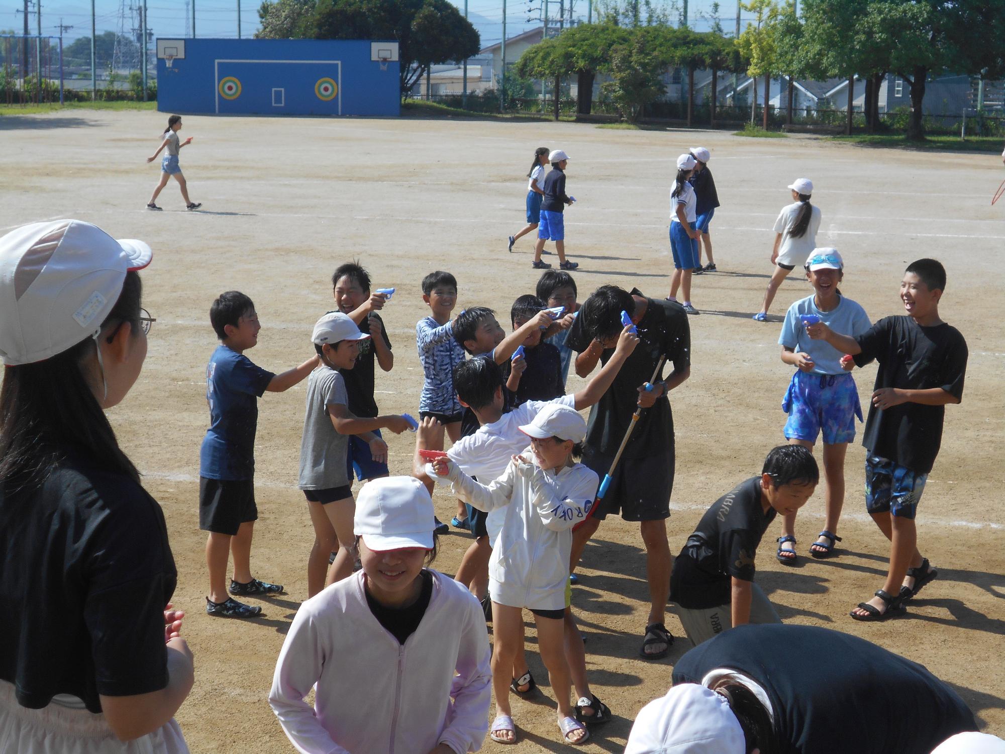 みんなで学年の先生を攻撃しています。