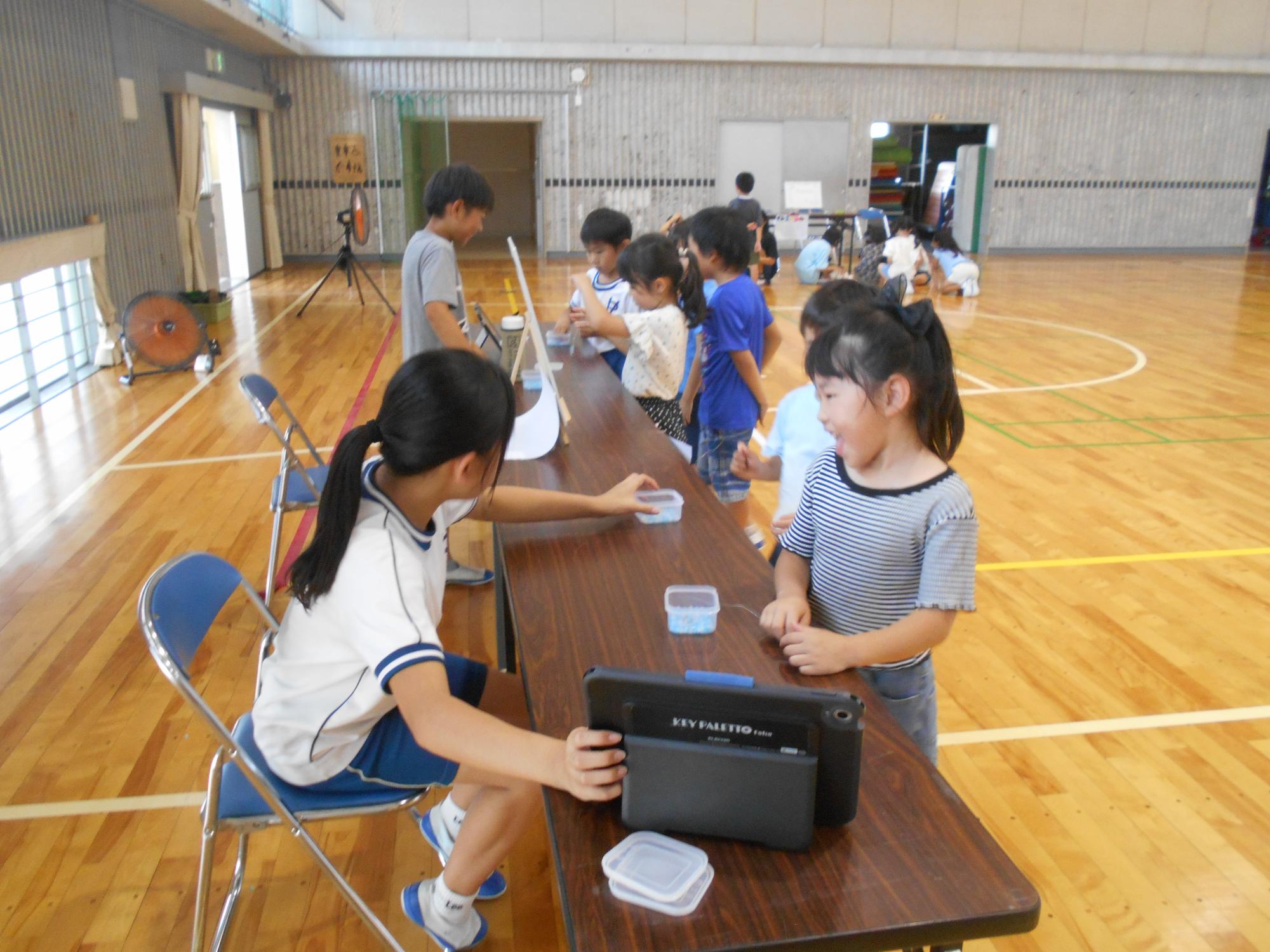 説明を聞いて「にっこり」が見えます。