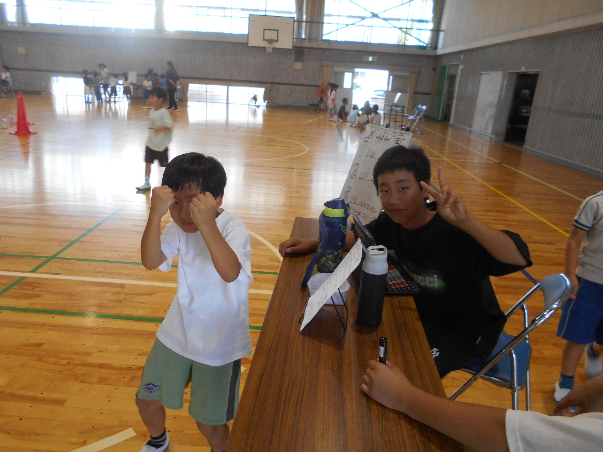 1年生と6年生がポーズをとります。
