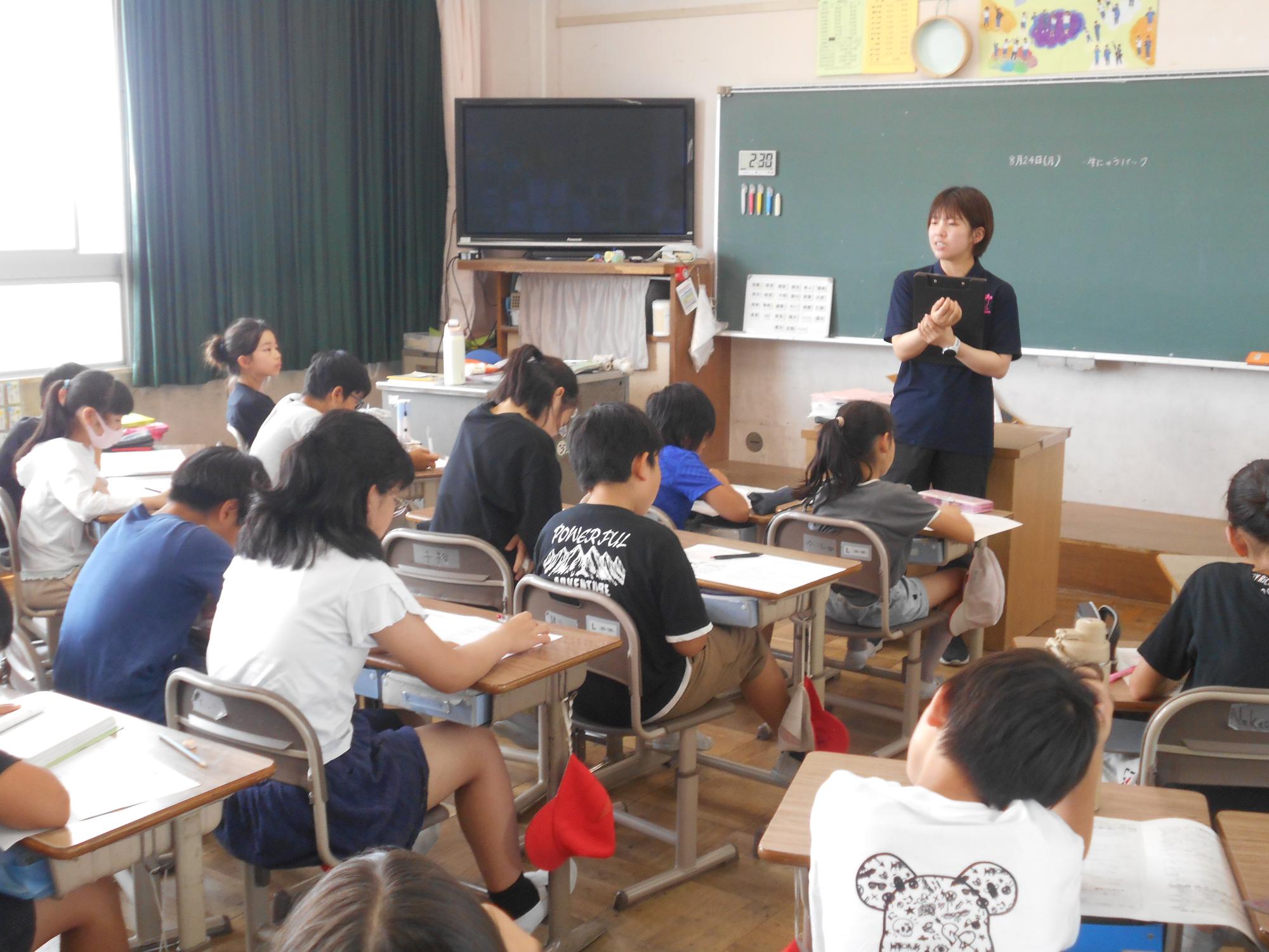 担任の先生からの話を聞いています。