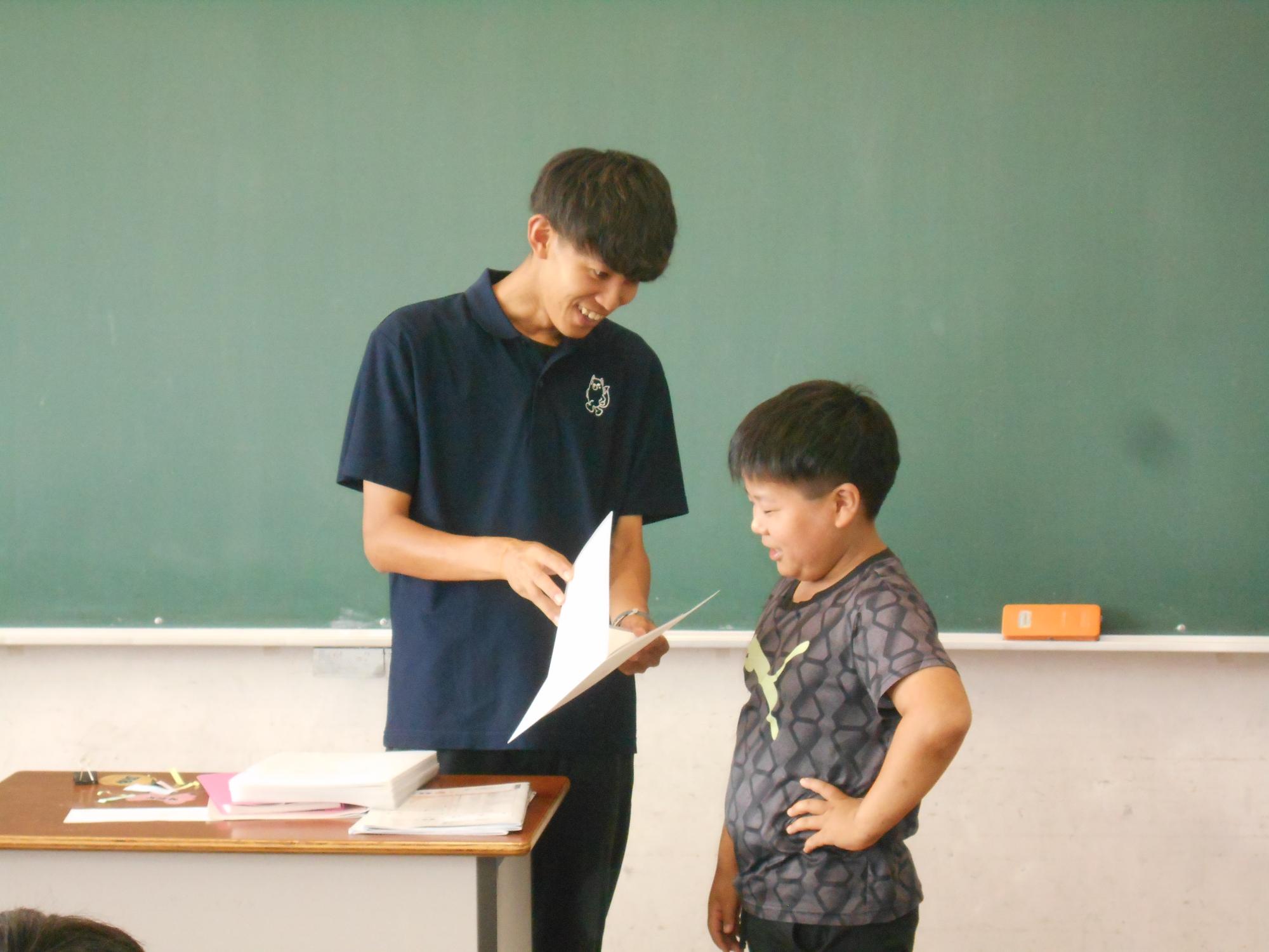 担任の先生と話しています。