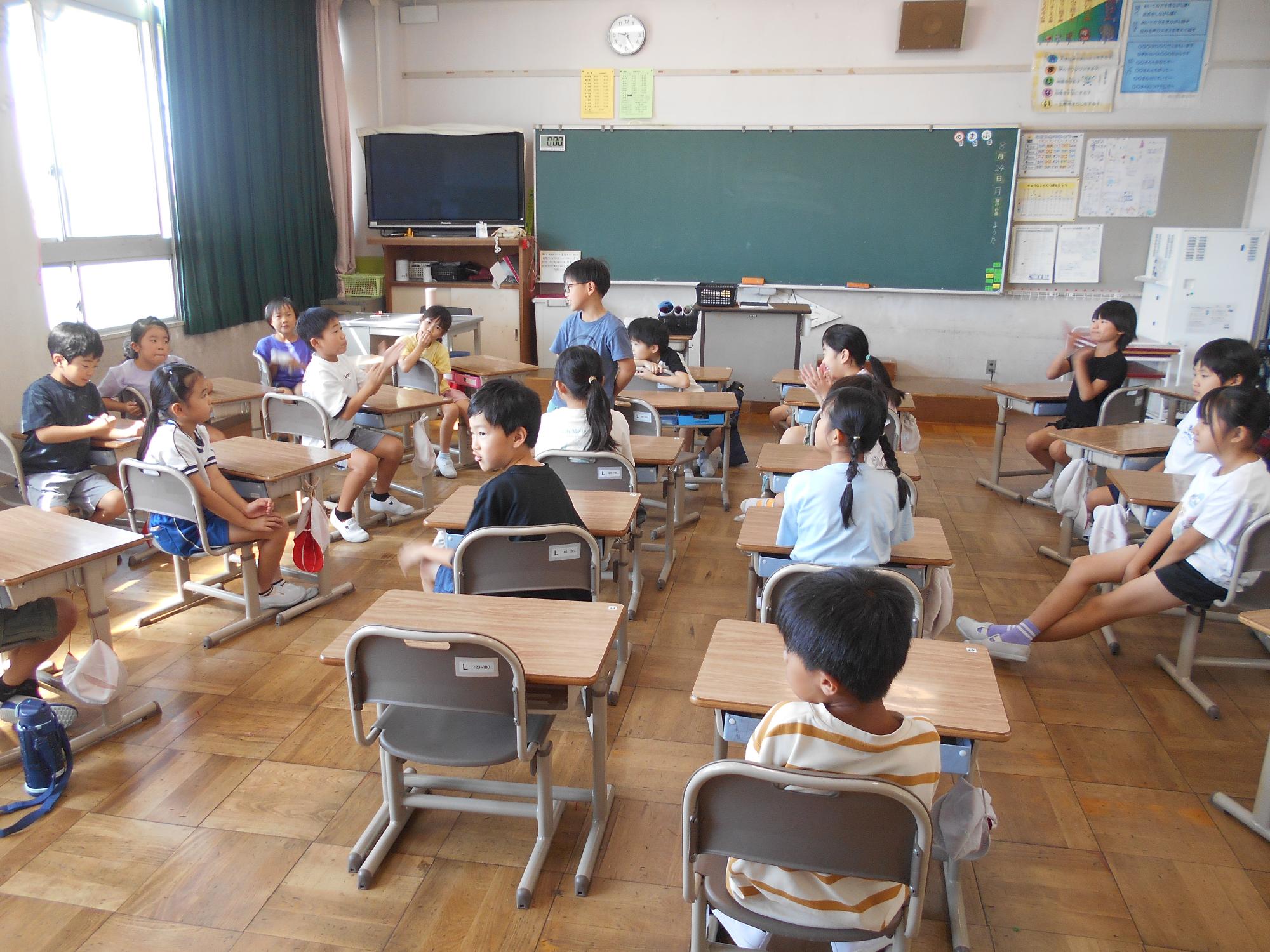 学級で思い出の話をしています。