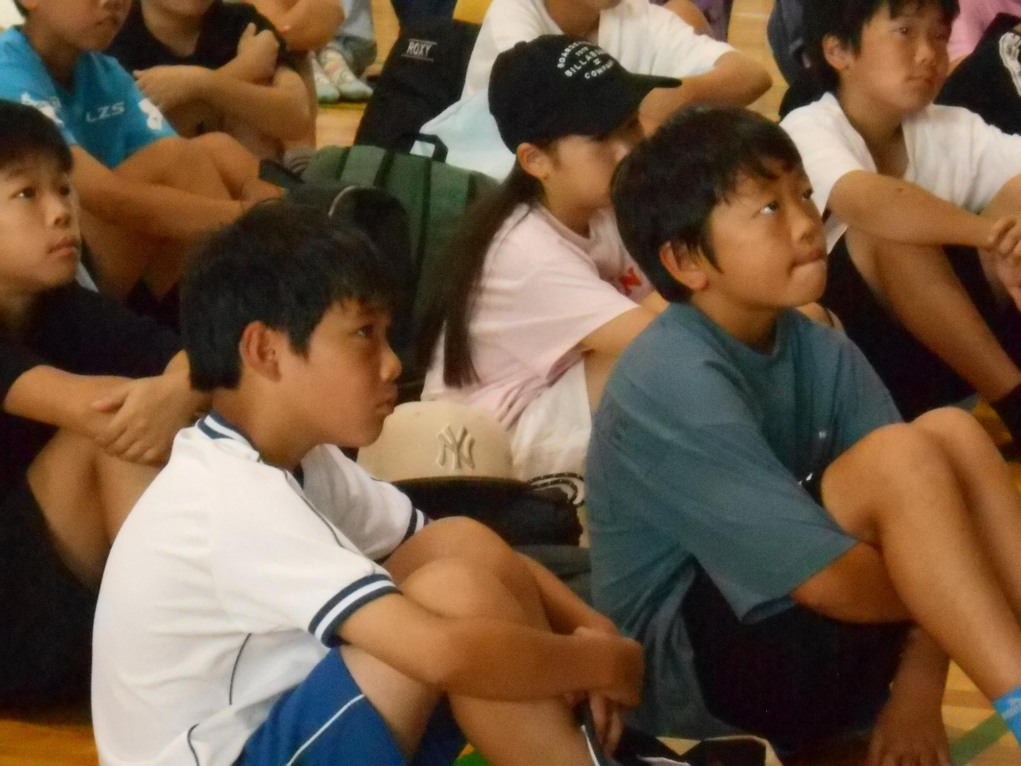 真剣に話を聞いています。