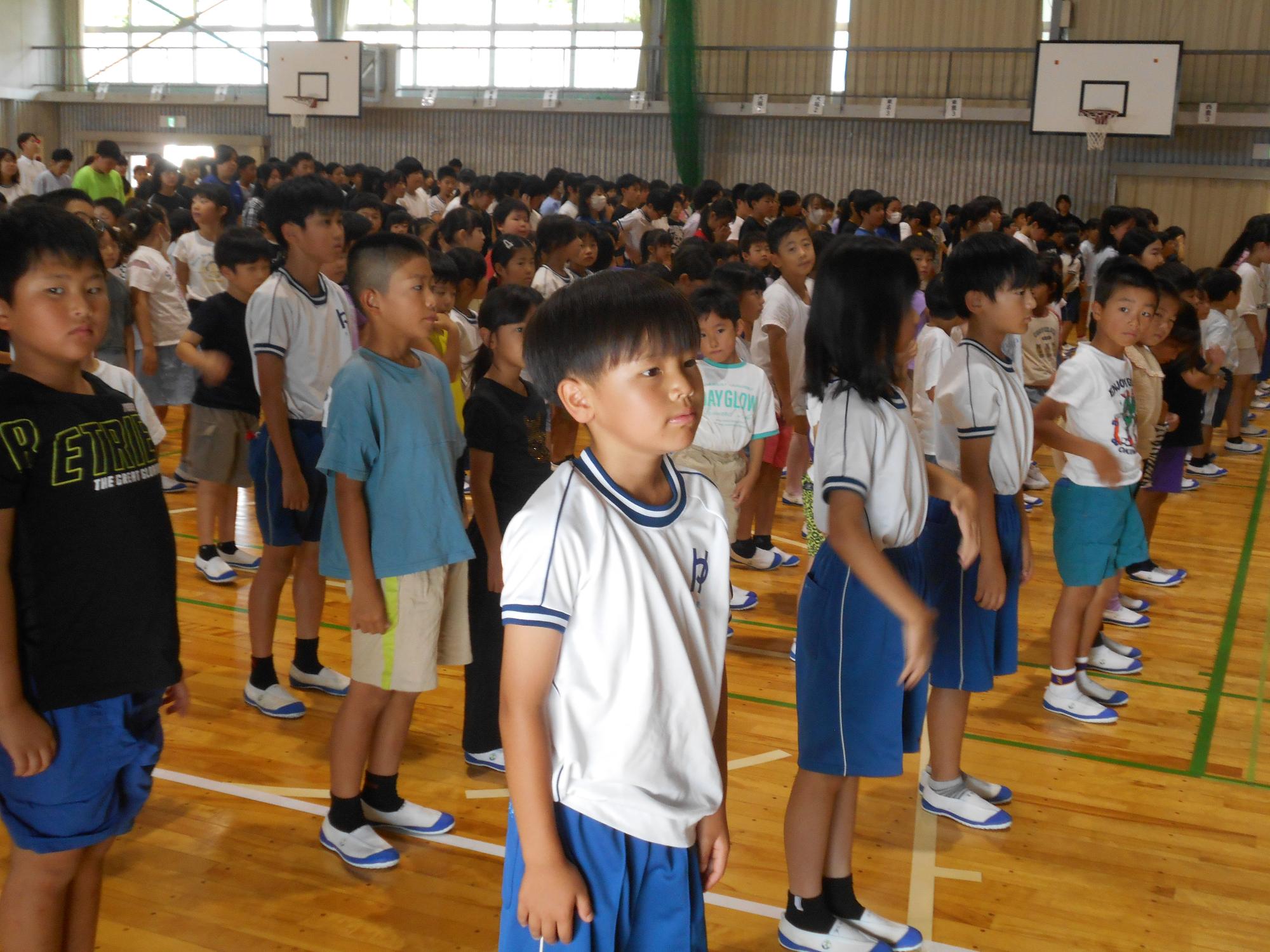 みんな元気にあいさつをします。