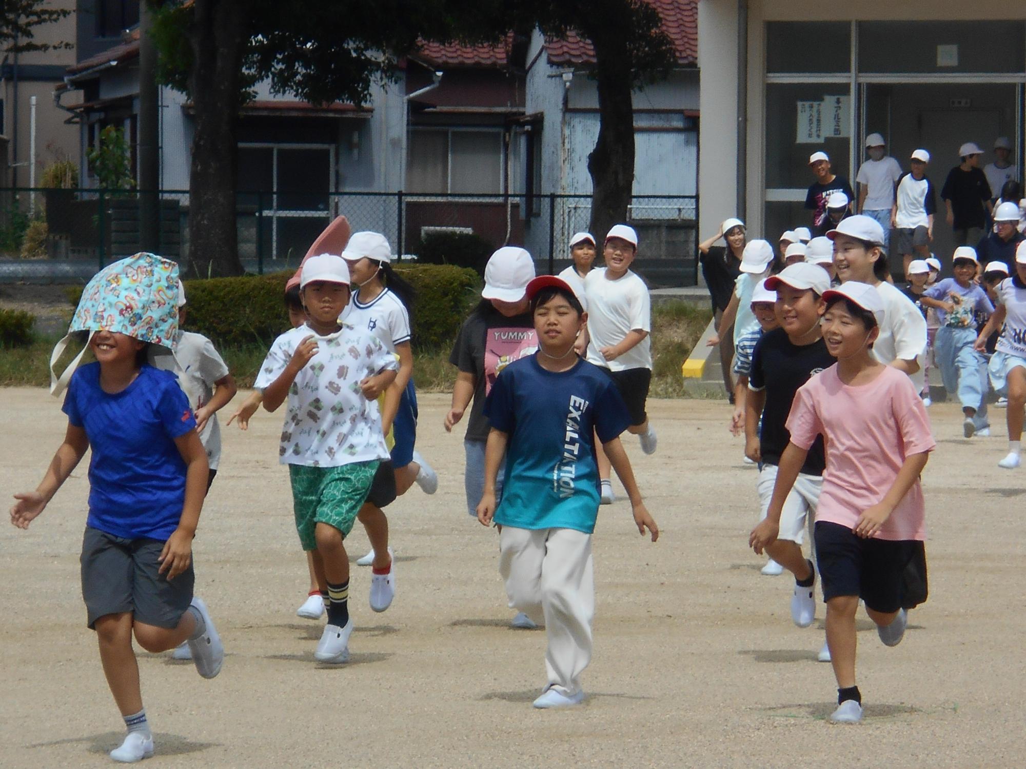 運動場へ避難を開始します。