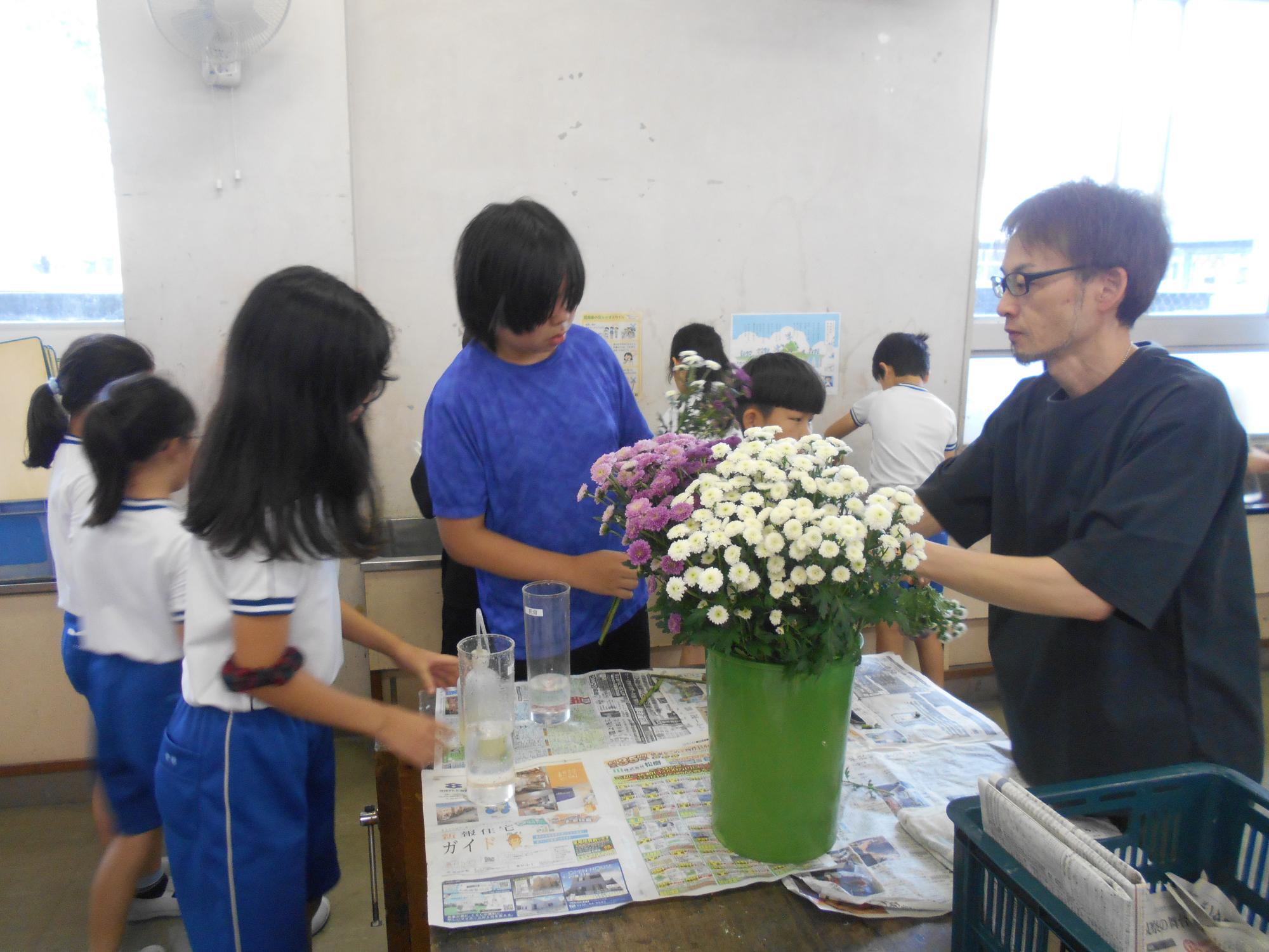 教室にきれいな花を飾ります。