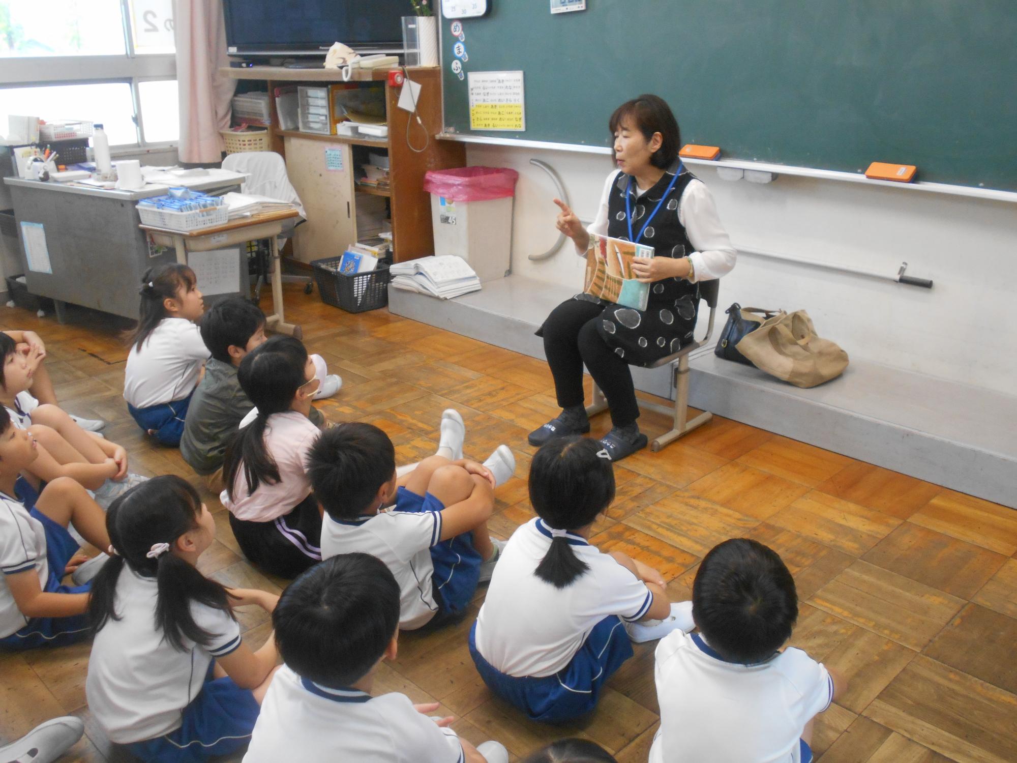 子どもたちは真剣に聞いています。