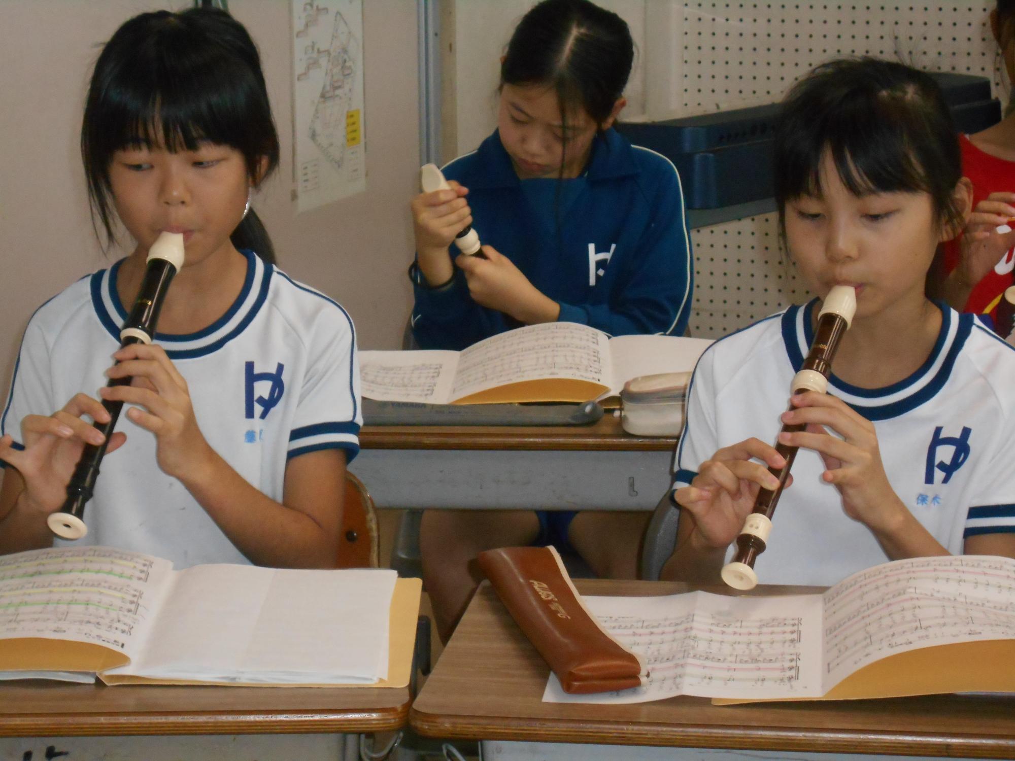 パートにわかれて練習します。
