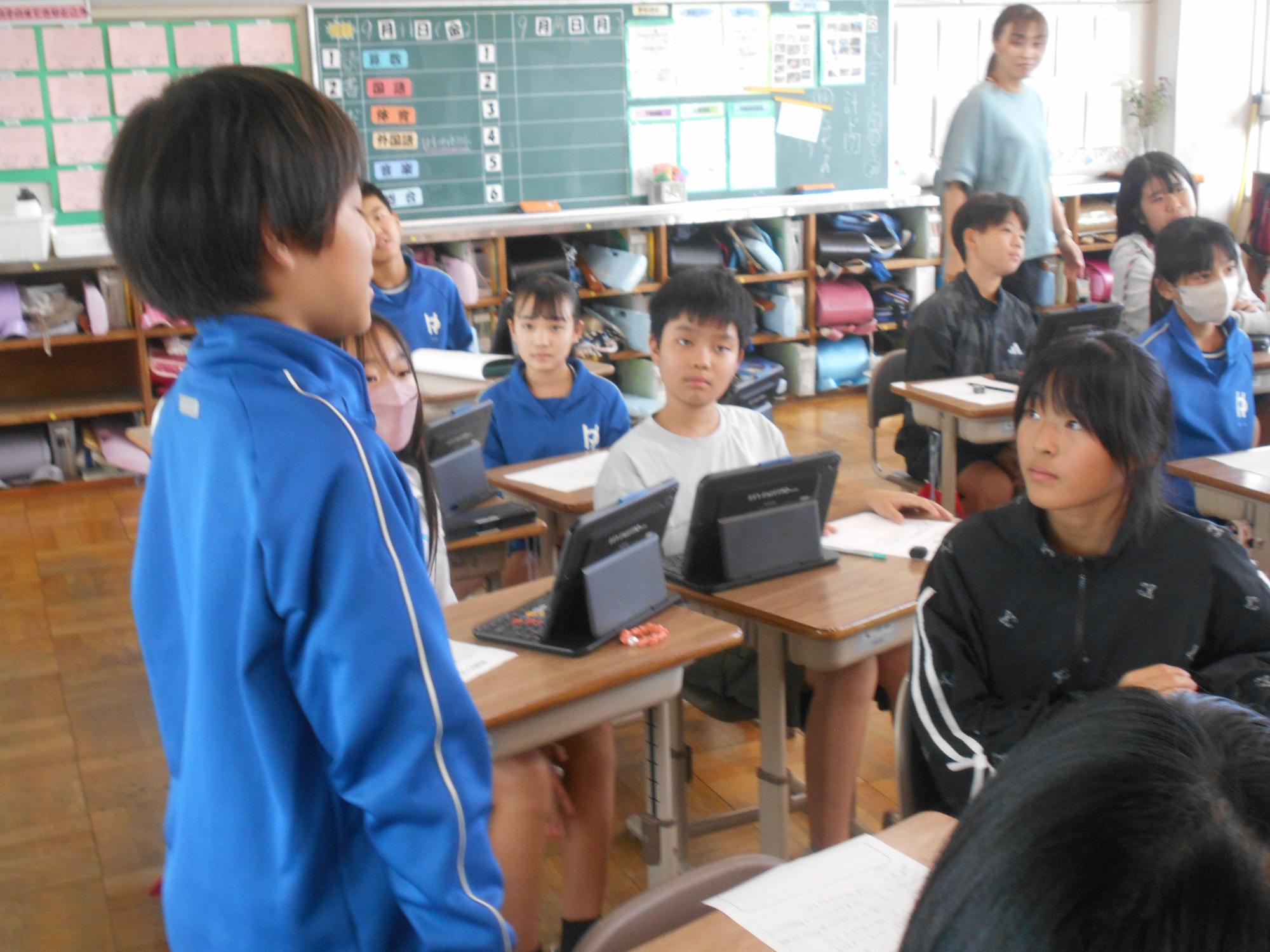 発表者の方を見て話を聞きます。