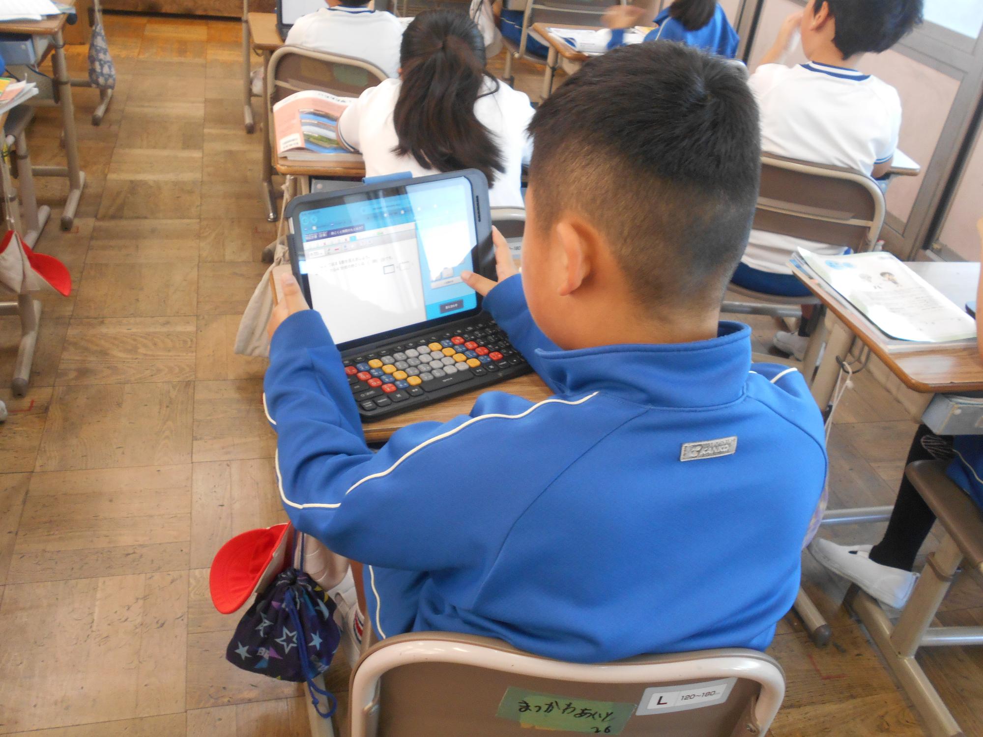タブレットを使用して学習に取り組みます。