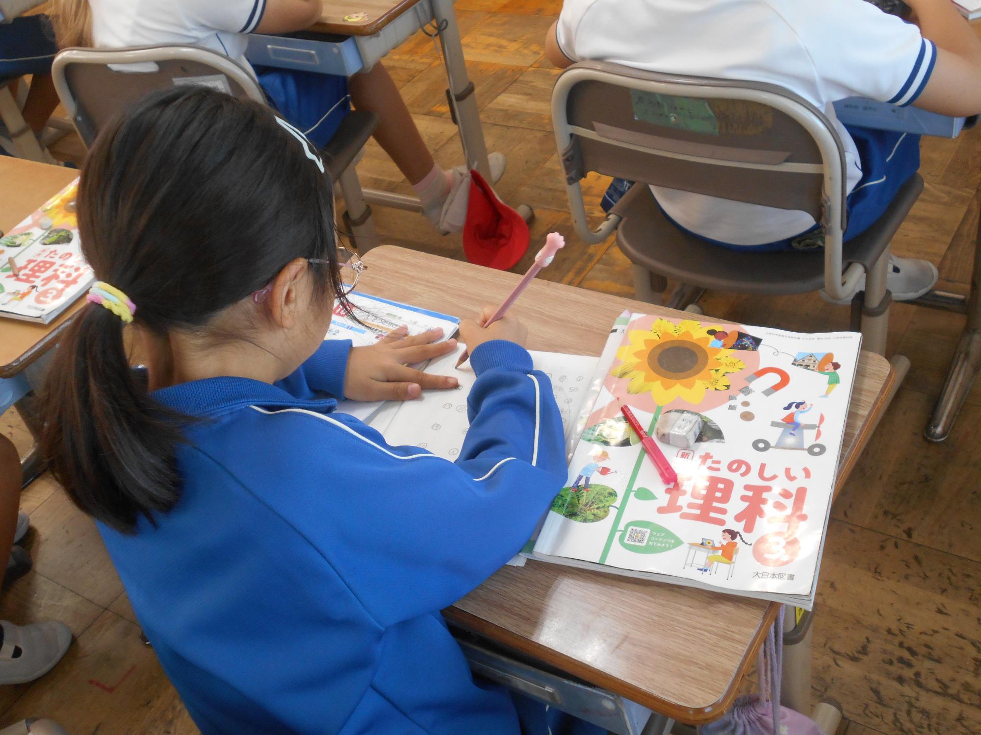漢字の練習をしています。