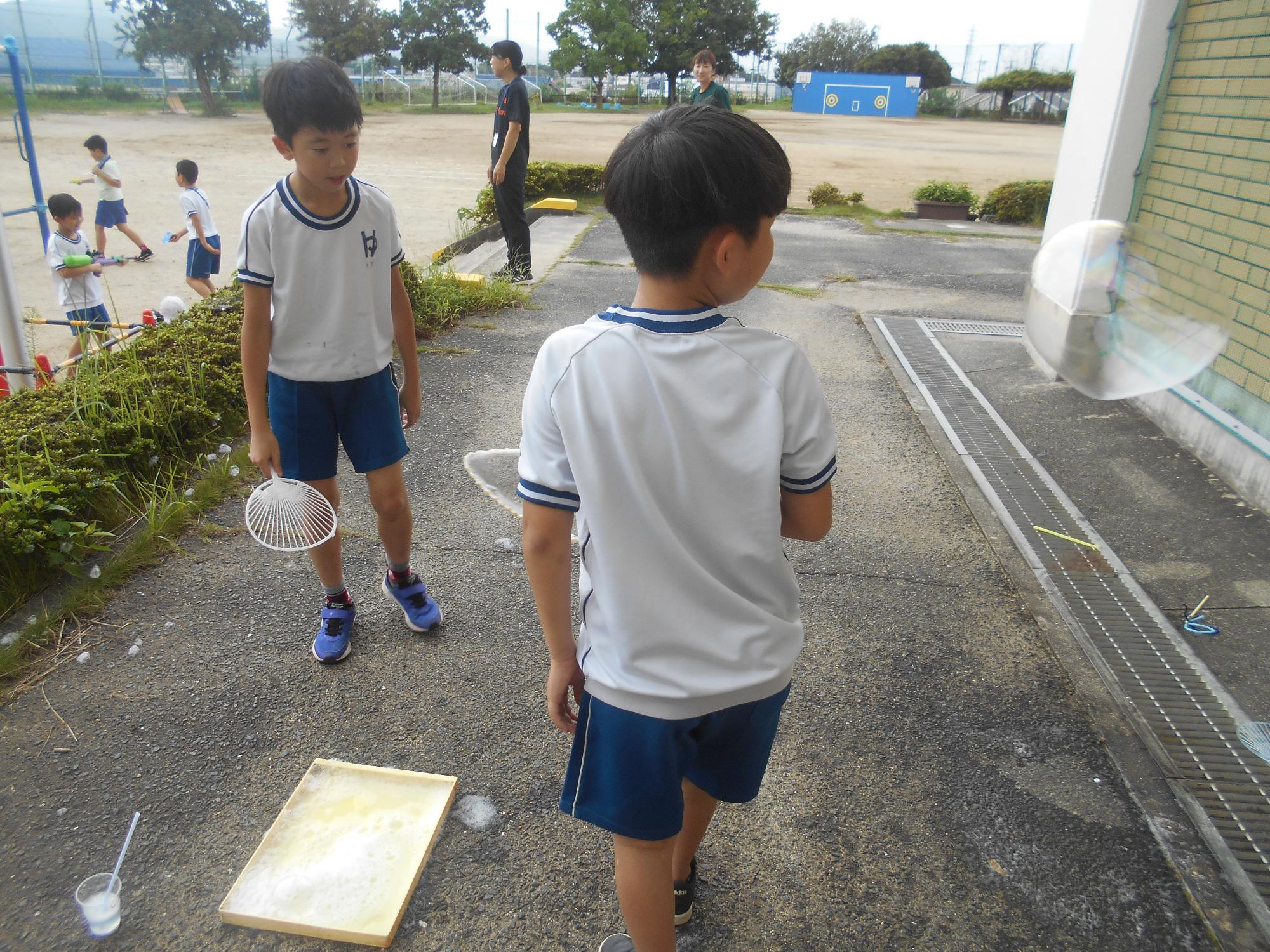 上手に作るために友だちと相談しています。