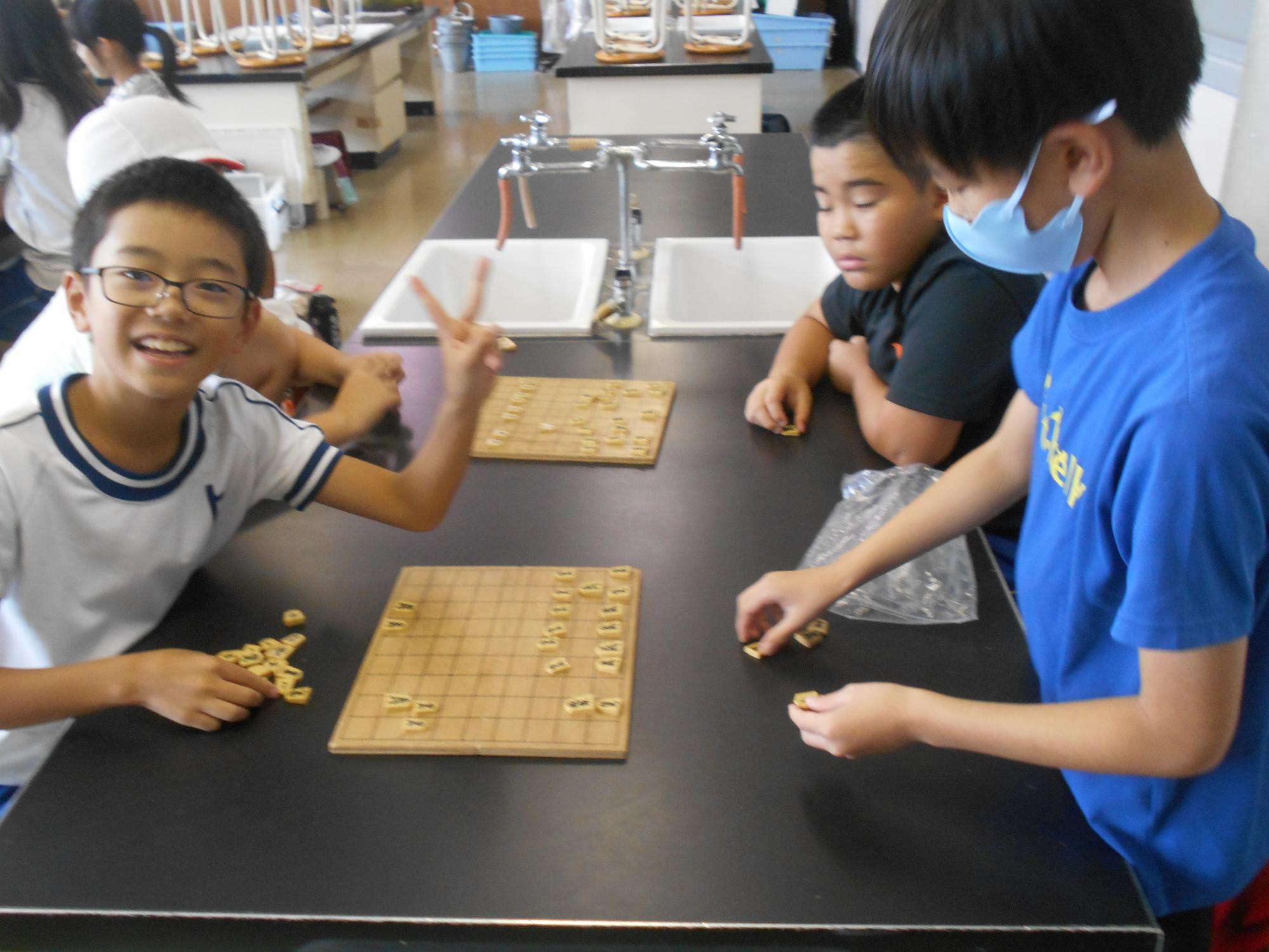 将棋、オセロで勝負。