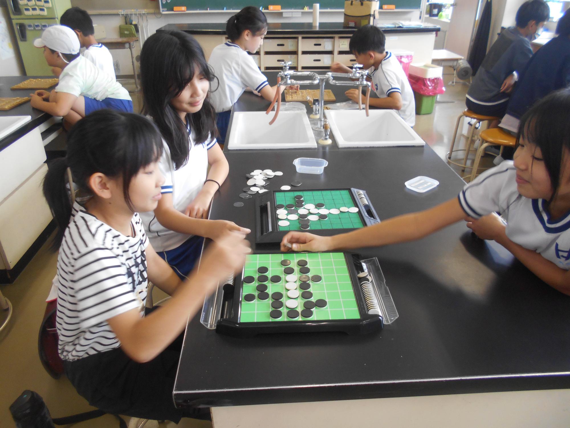 オセロで勝負します。