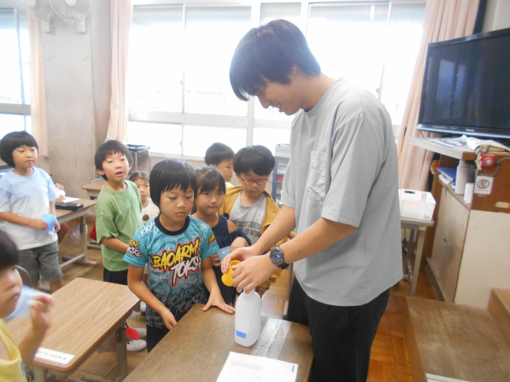 担任の先生からもらいます。