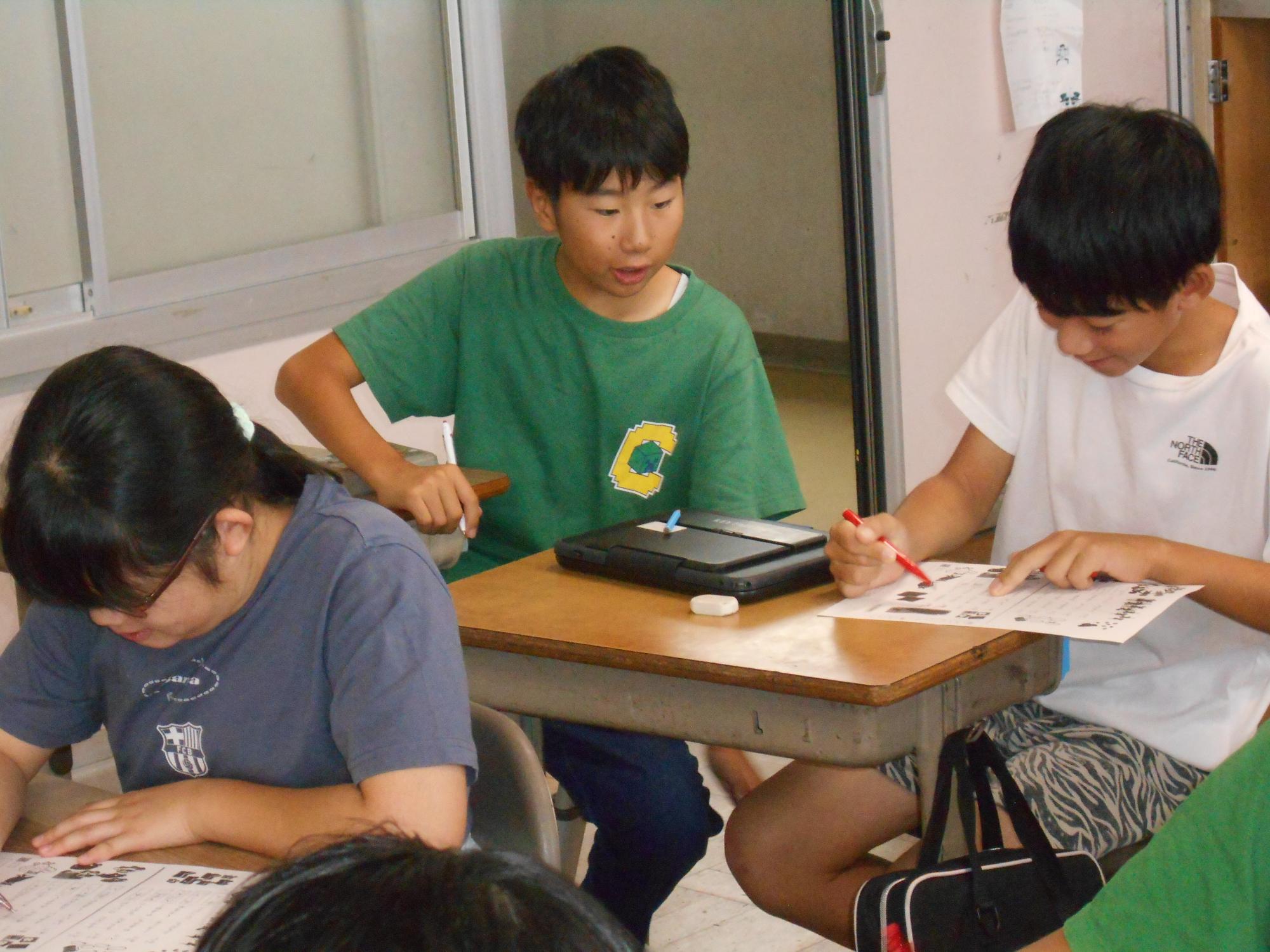友だちと確認しあう学級もあります。