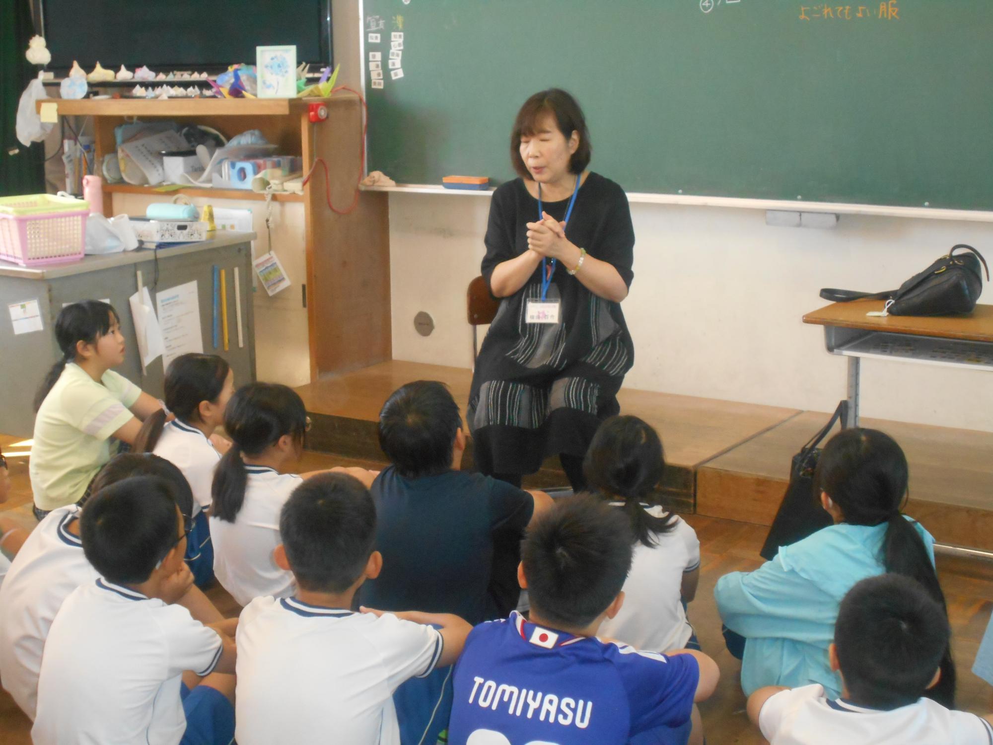 まず、お話をします。