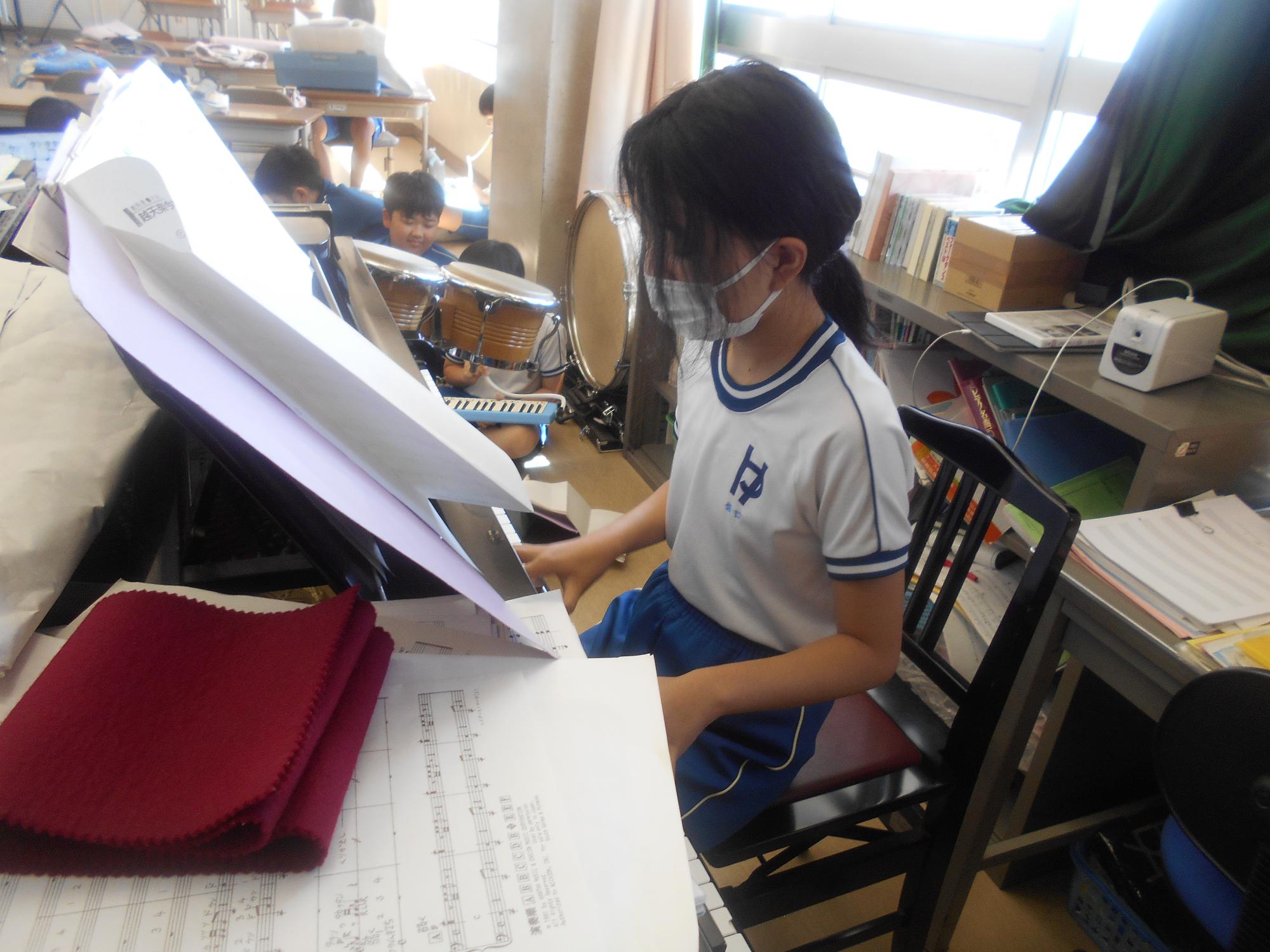 伴奏を弾いています。