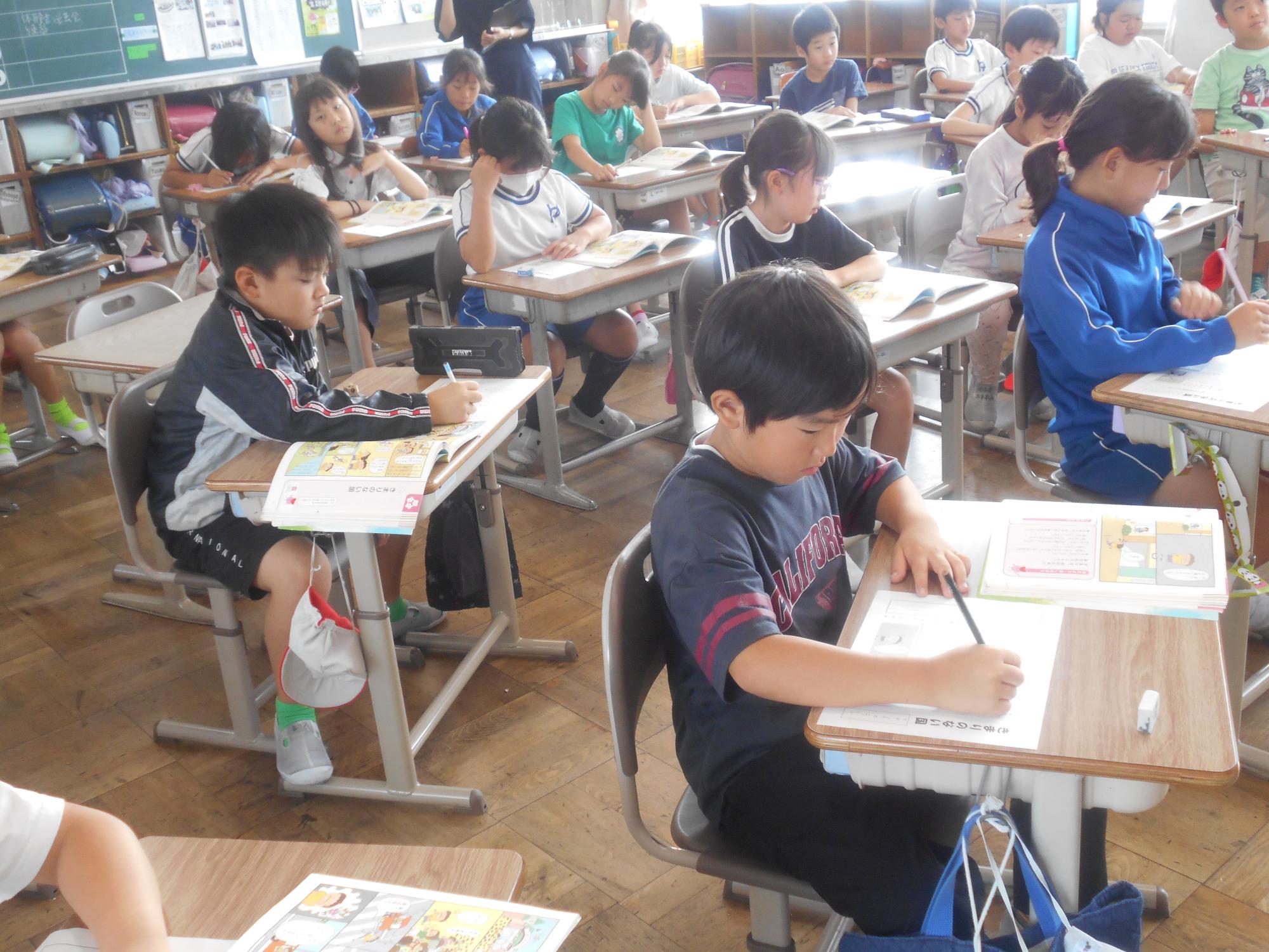 ワークシートに向かって考えを記入します。