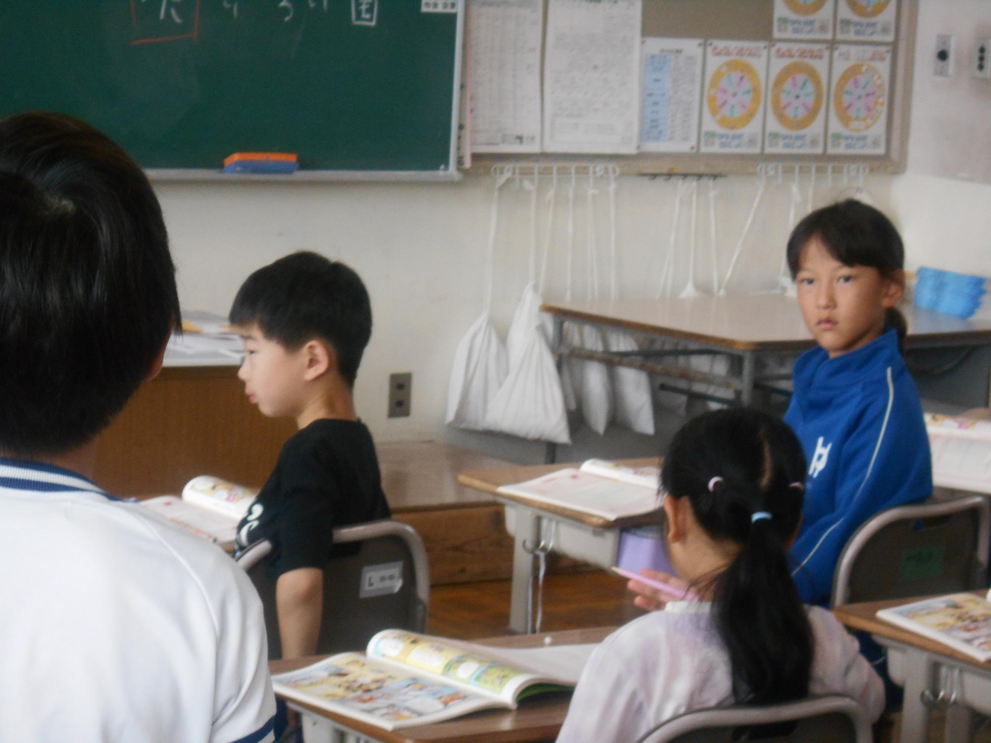 発言者をみて話を聞きます。