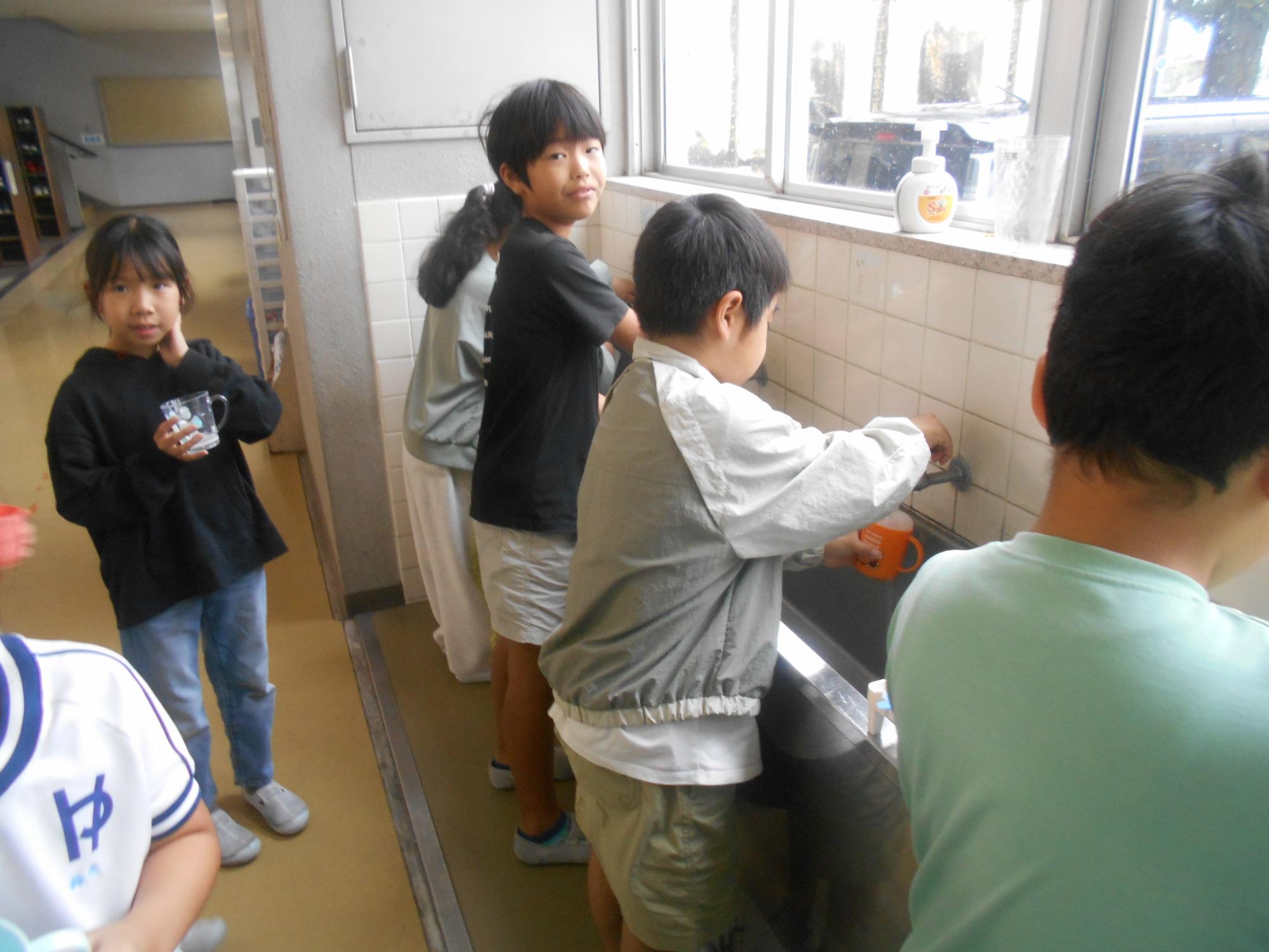 コップを洗います。