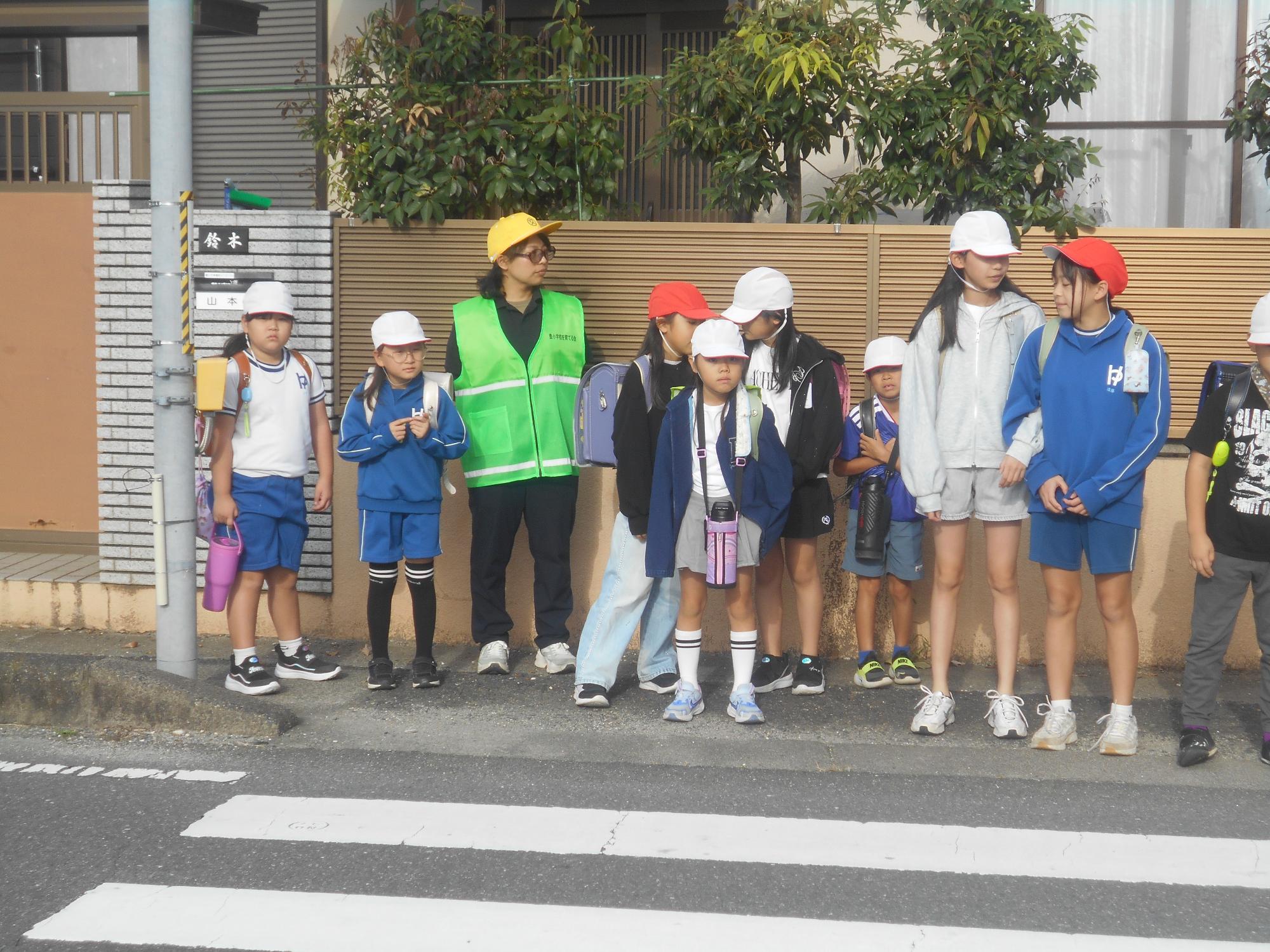 地域の人が付き添ってくれます。