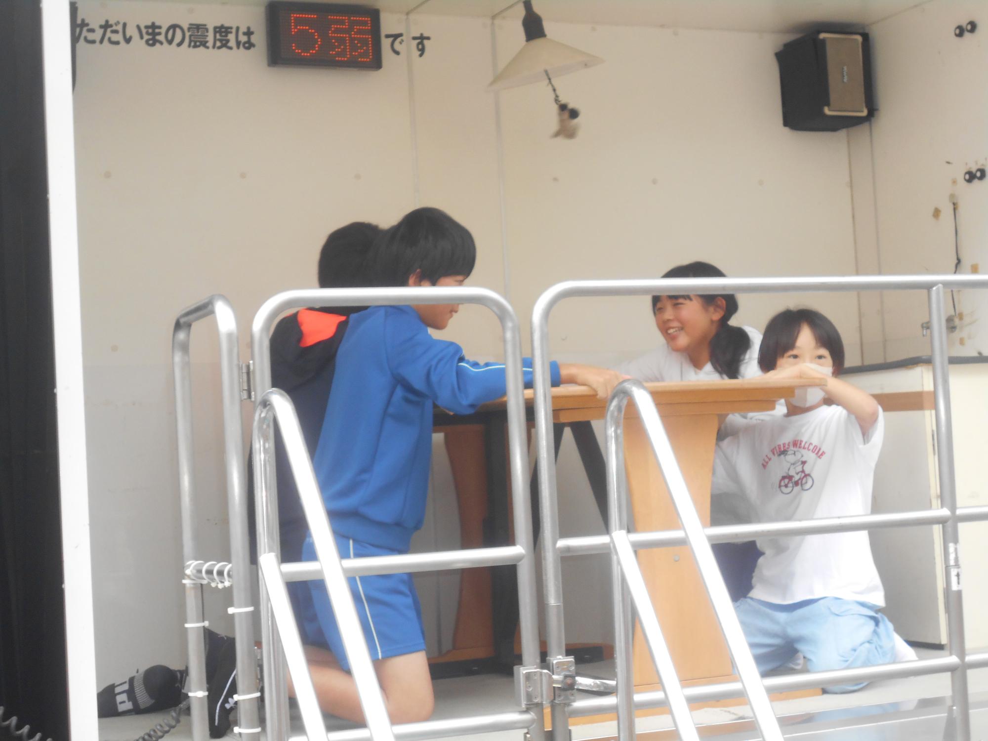 しがみついていないと危ないです。