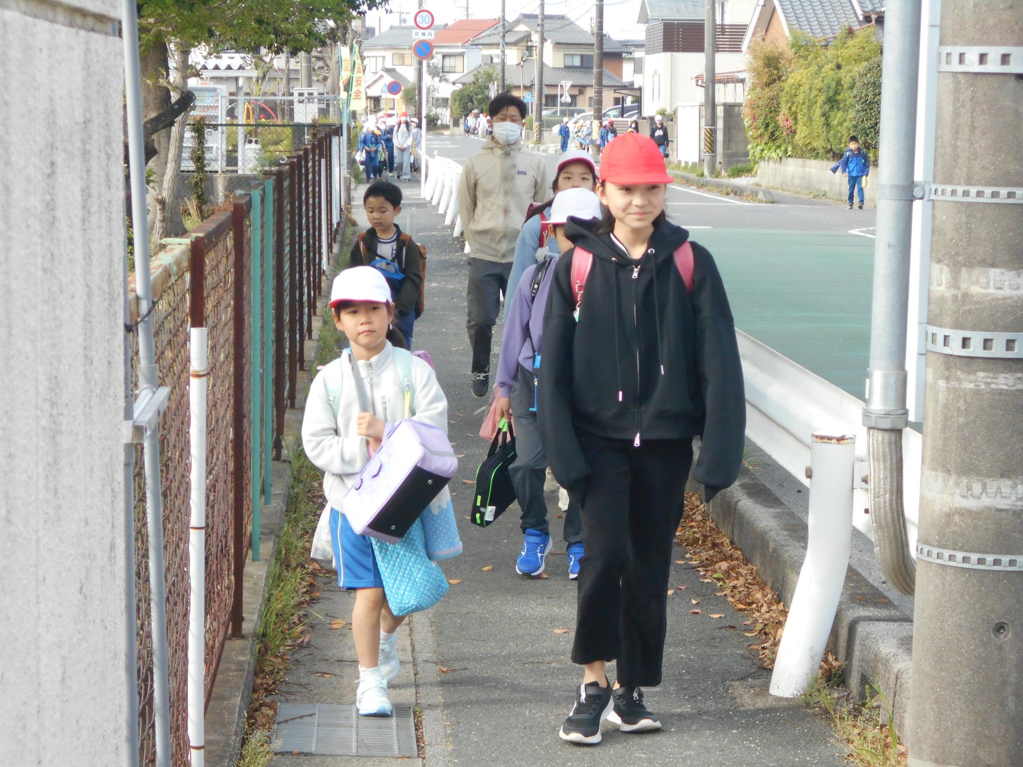 整列して登校します。