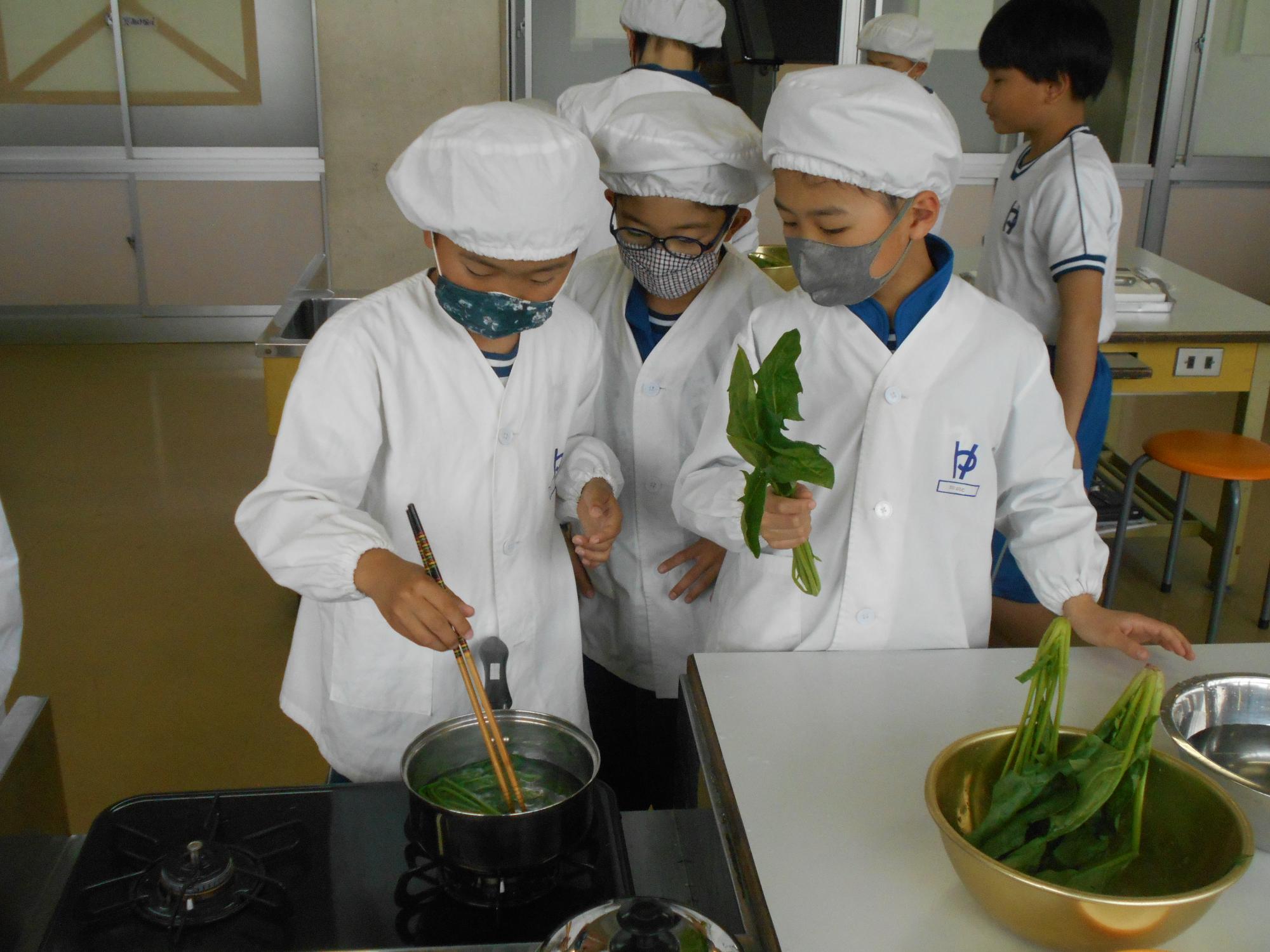 ほうれん草をゆでます。
