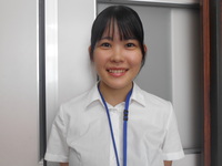 白い服を着ている笑顔の教育実習生の写真