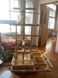 木材を組み合わせて作られた、立体像の骨組みと土台の写真