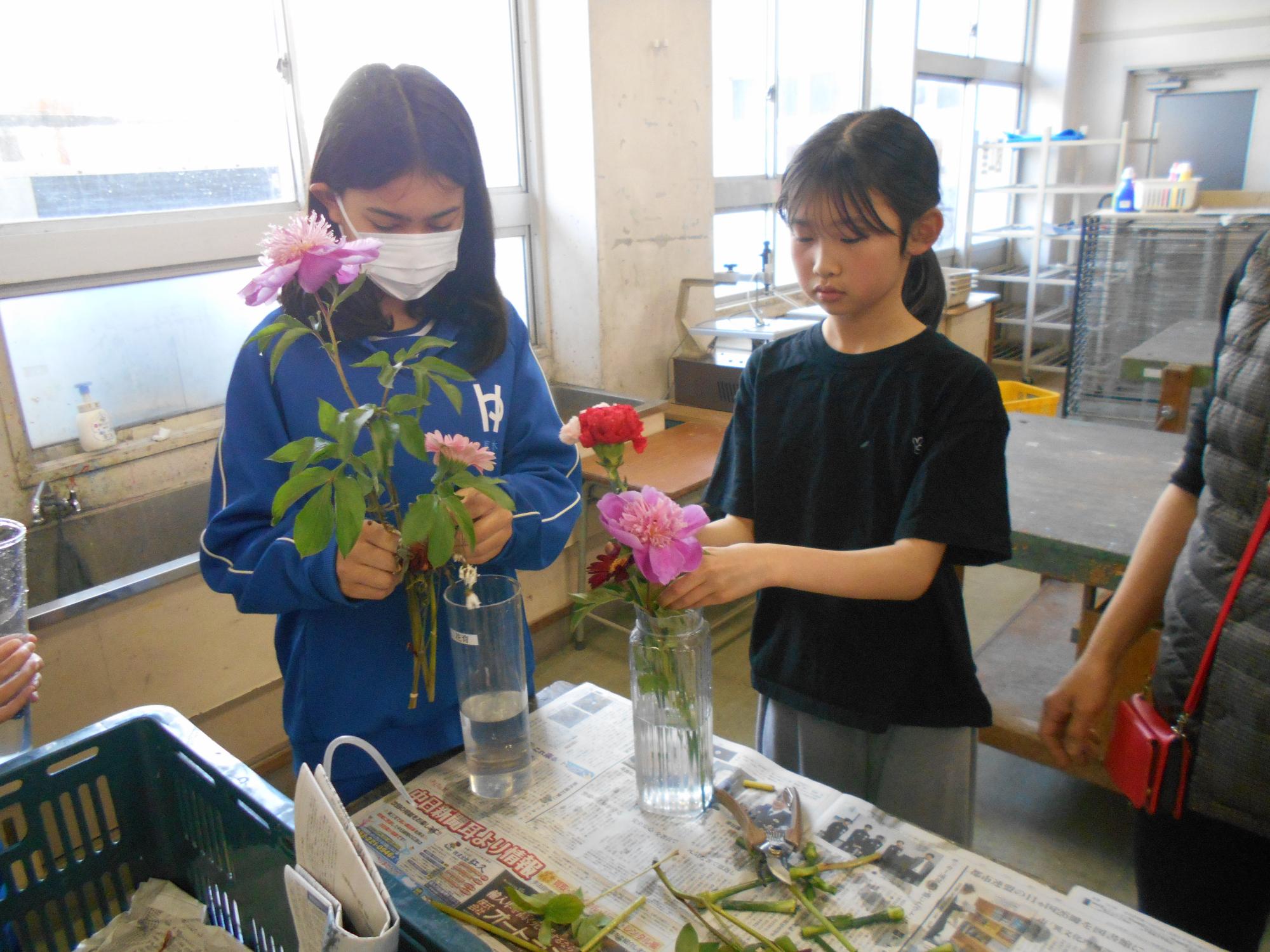 綺麗に花を生けます。