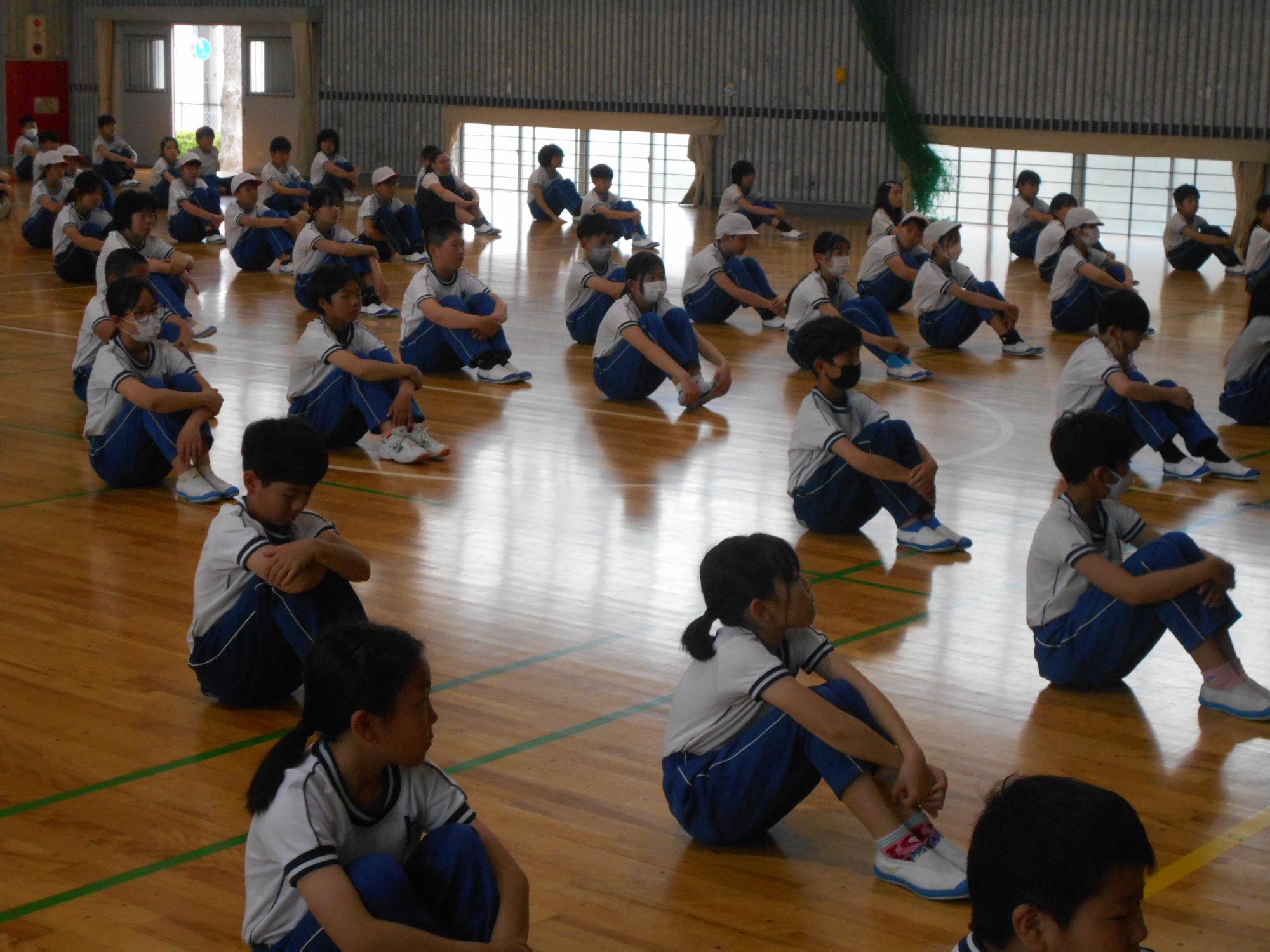 先生の話を真剣に聞きます。