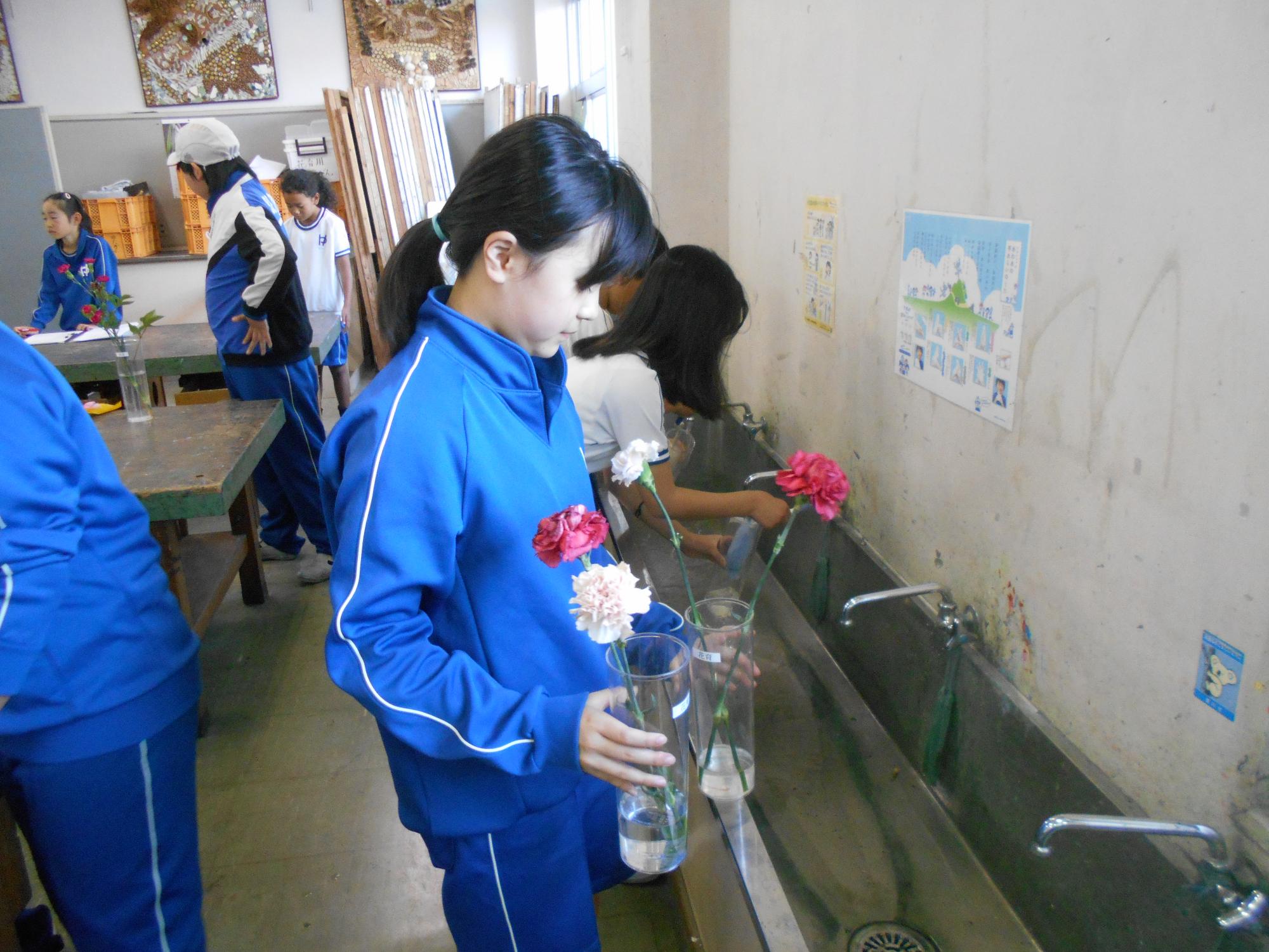 花瓶を綺麗にします。