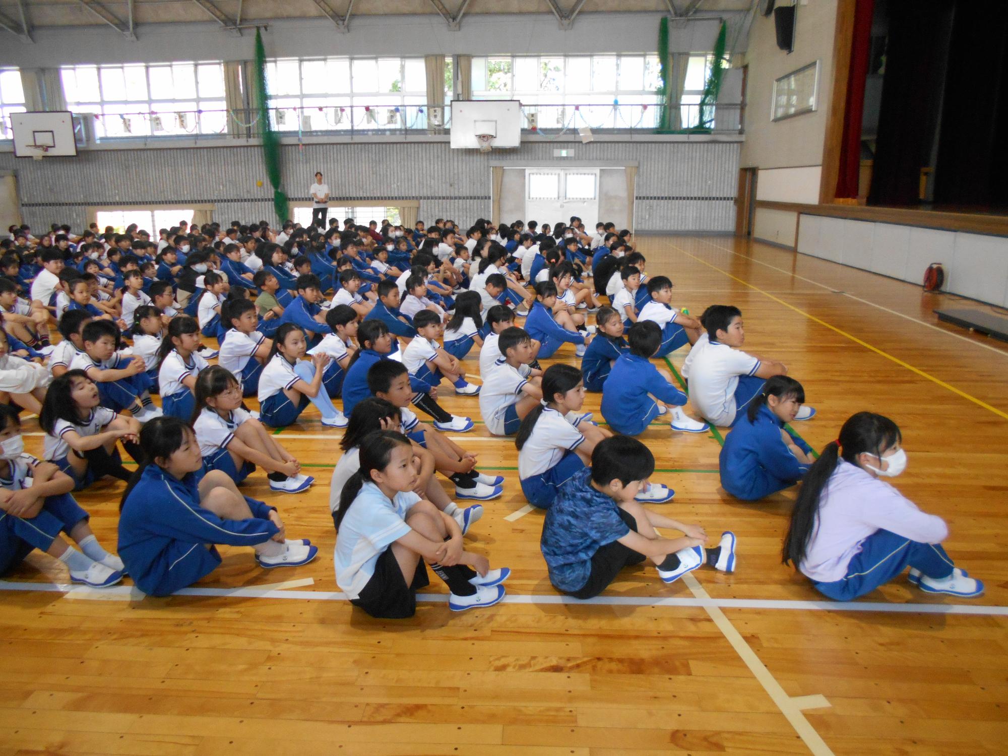 全校のみんなが話を聞きます。